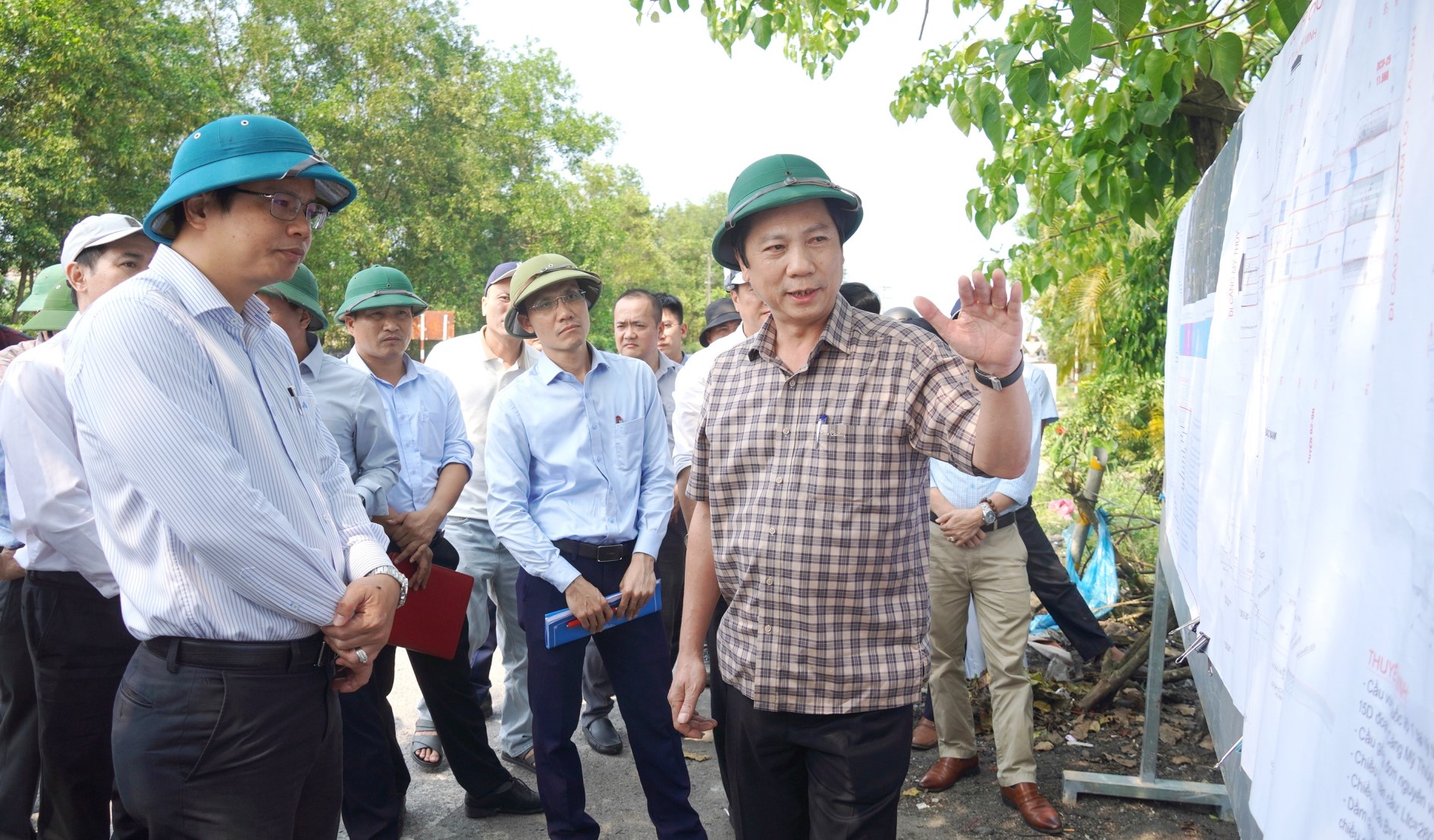 Phó Chủ tịch Thường trực UBND tỉnh Quảng Trị Hoàng Nam kiểm tra thực địa Pg88vn.top độc quyền mỗi ngày Quốc lộ 15D