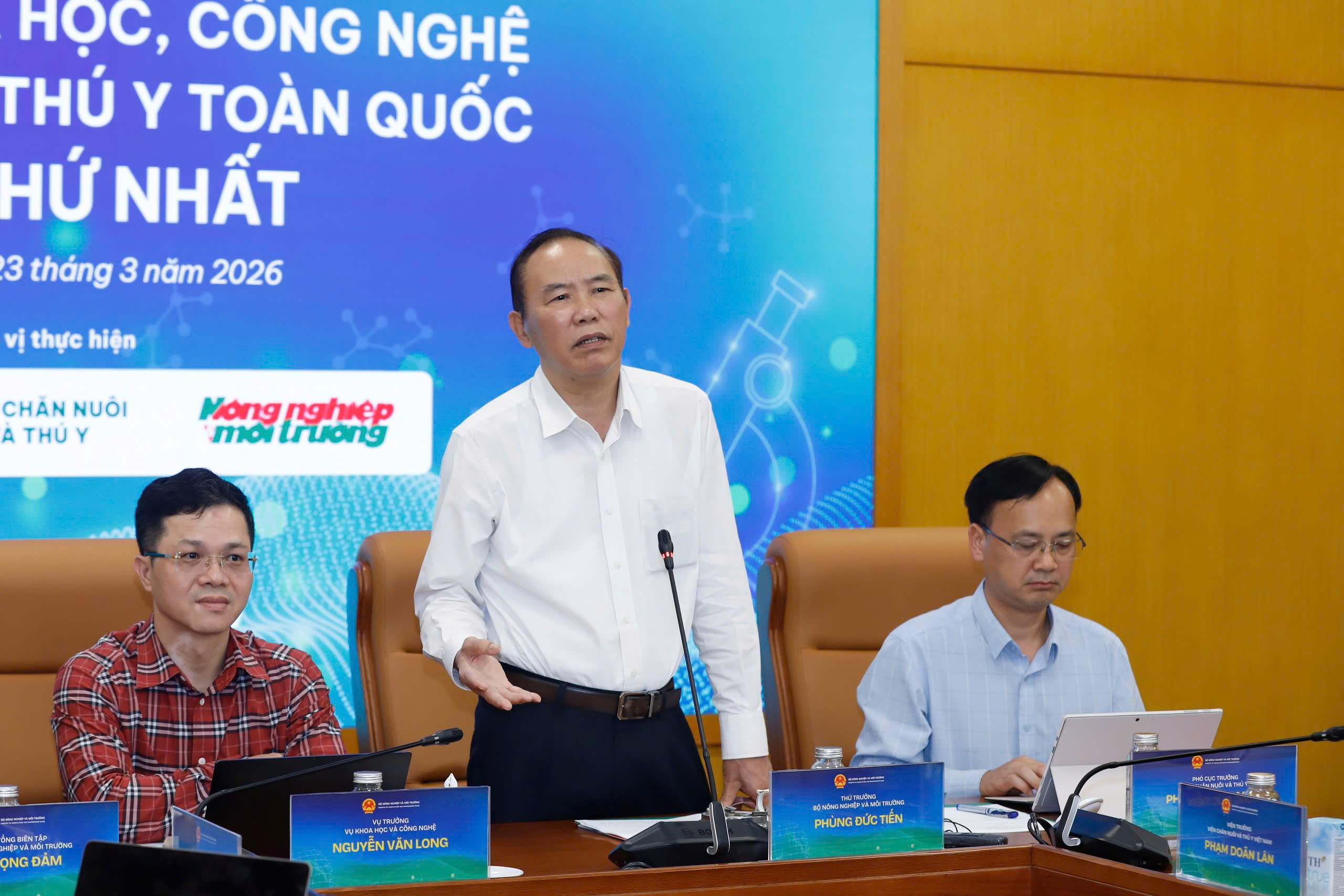 Thứ trưởng Phùng Đức Tiến: 
