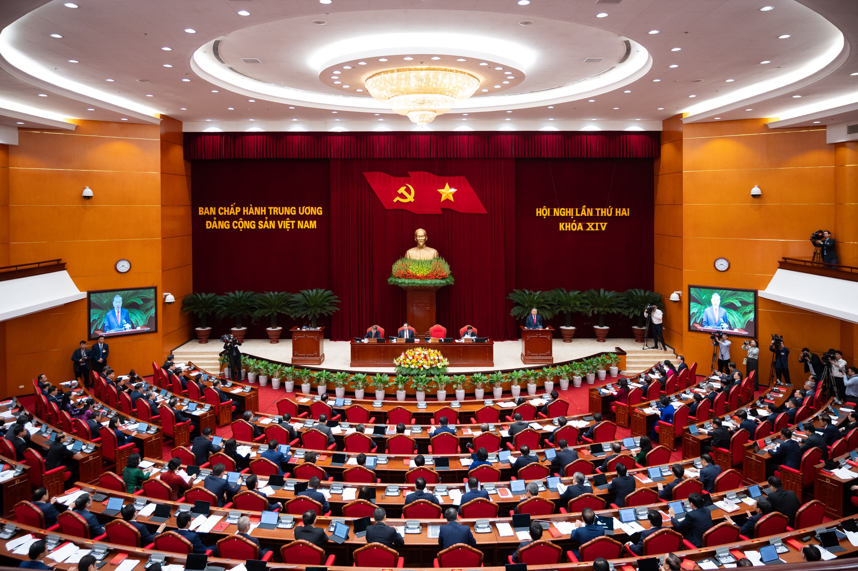 Thông cáo báo chí ngày làm việc thứ nhất Hội nghị Trung ương 2 khoá XIV