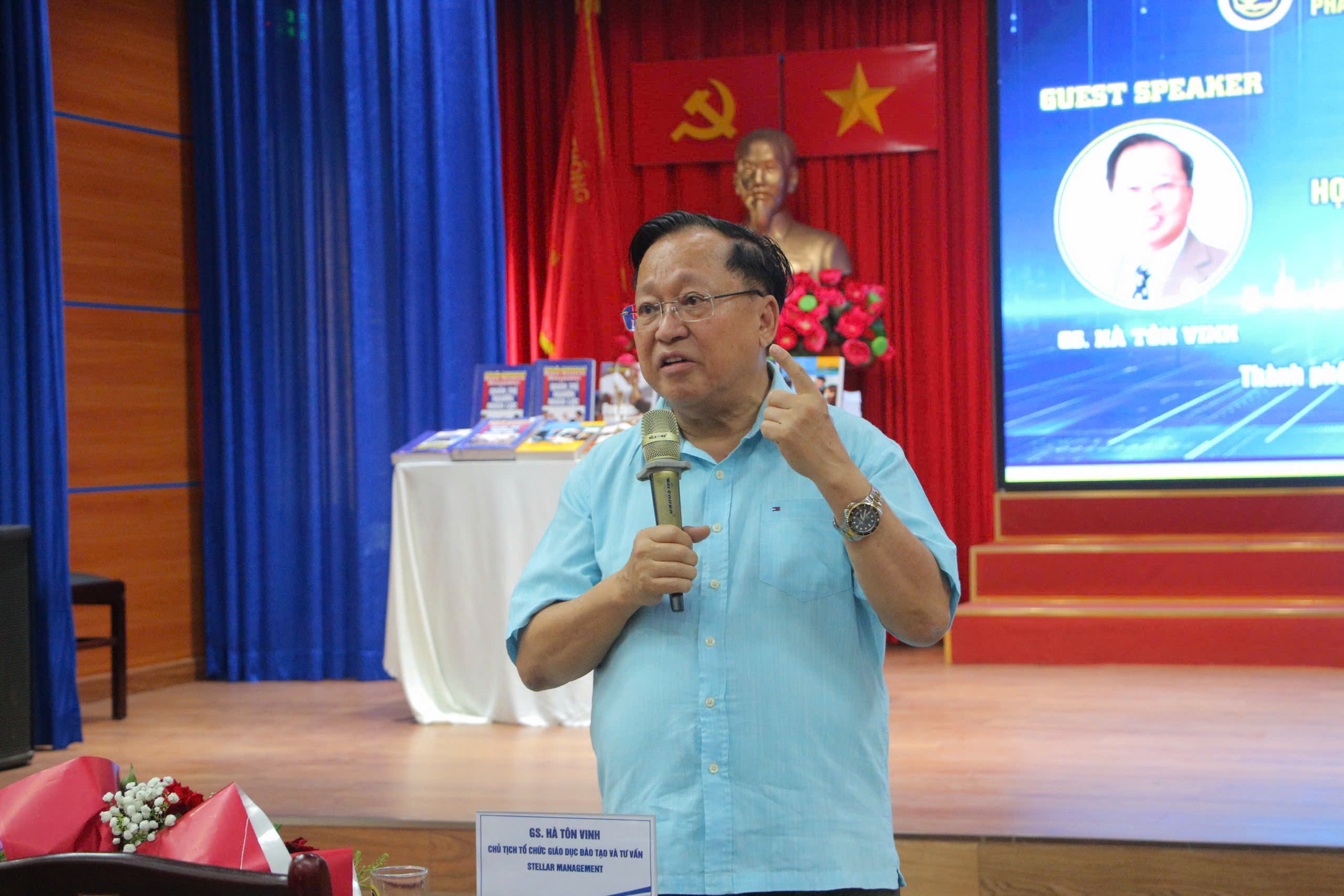Giáo sư Hà Tôn Vinh chia sẻ với các sinh viên tại Trường Đại học PG 888 Casino Uy Tín Số 1 vận tải tại TP. Hồ Chí Minh vào ngày 16/3 vừa qua
