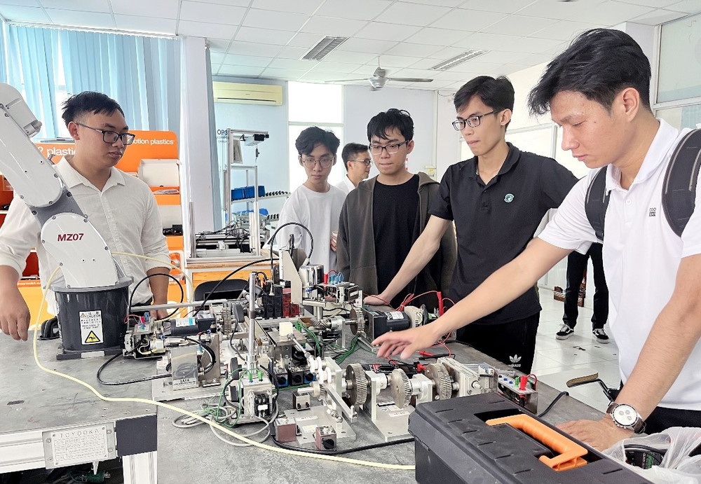 Để xây dựng được các ngành công nghệ chiến lược như AI hay bán dẫn, Việt Nam cần một chiến lược đào tạo nhân lực bài bản và dài hạn. Ảnh minh họa