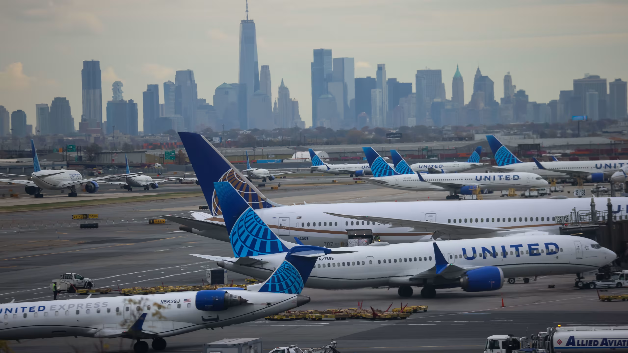 United Airlines cũng đã cắt giảm các chuyến bay có hiệu quả thấp, bao gồm chuyến giữa tuần, thứ Bảy và các chuyến đêm.