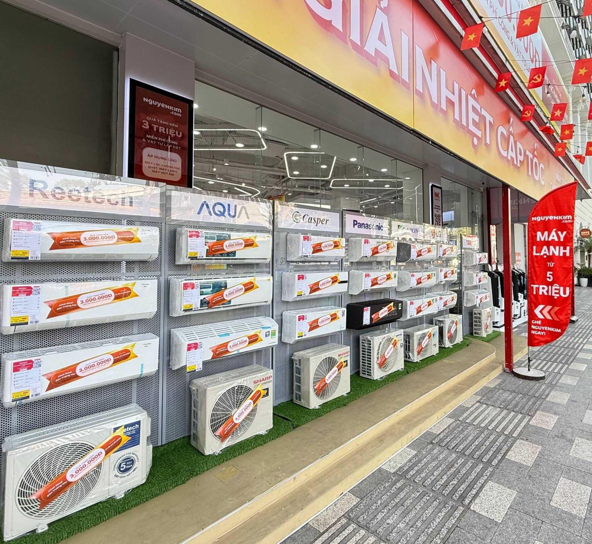 &nbsp;Khu vực trưng bày các thiết bị điện máy làm mát như máy lạnh, quạt phun sương, quạt điện… hiện đang được bố trí nổi bật.