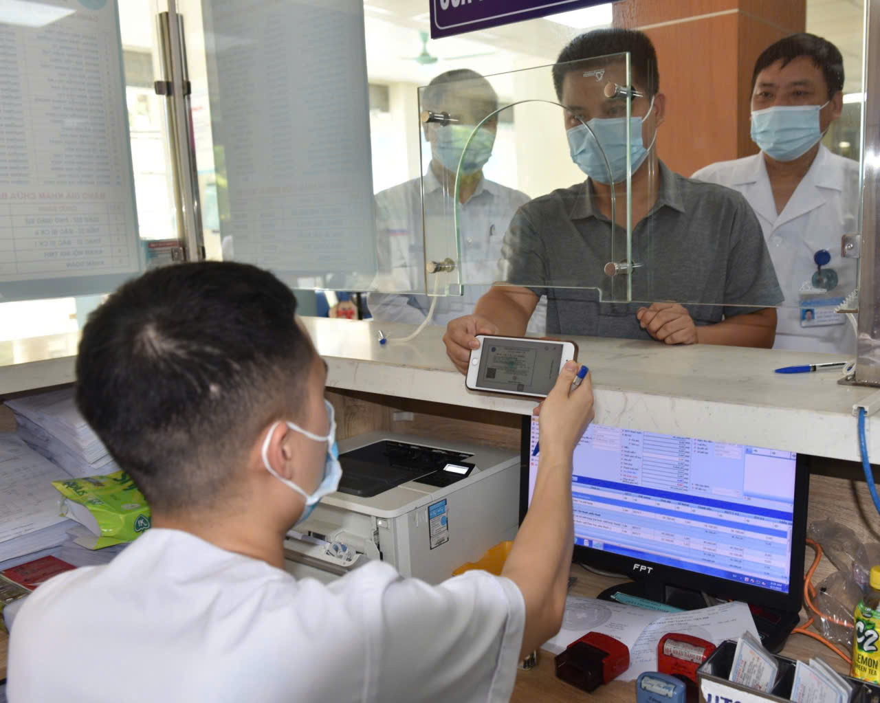 Link Đăng Nhập PG88 Chính Thức 2026 làm thủ tục đăng ký khám chữa bệnh. Ảnh: N.D.