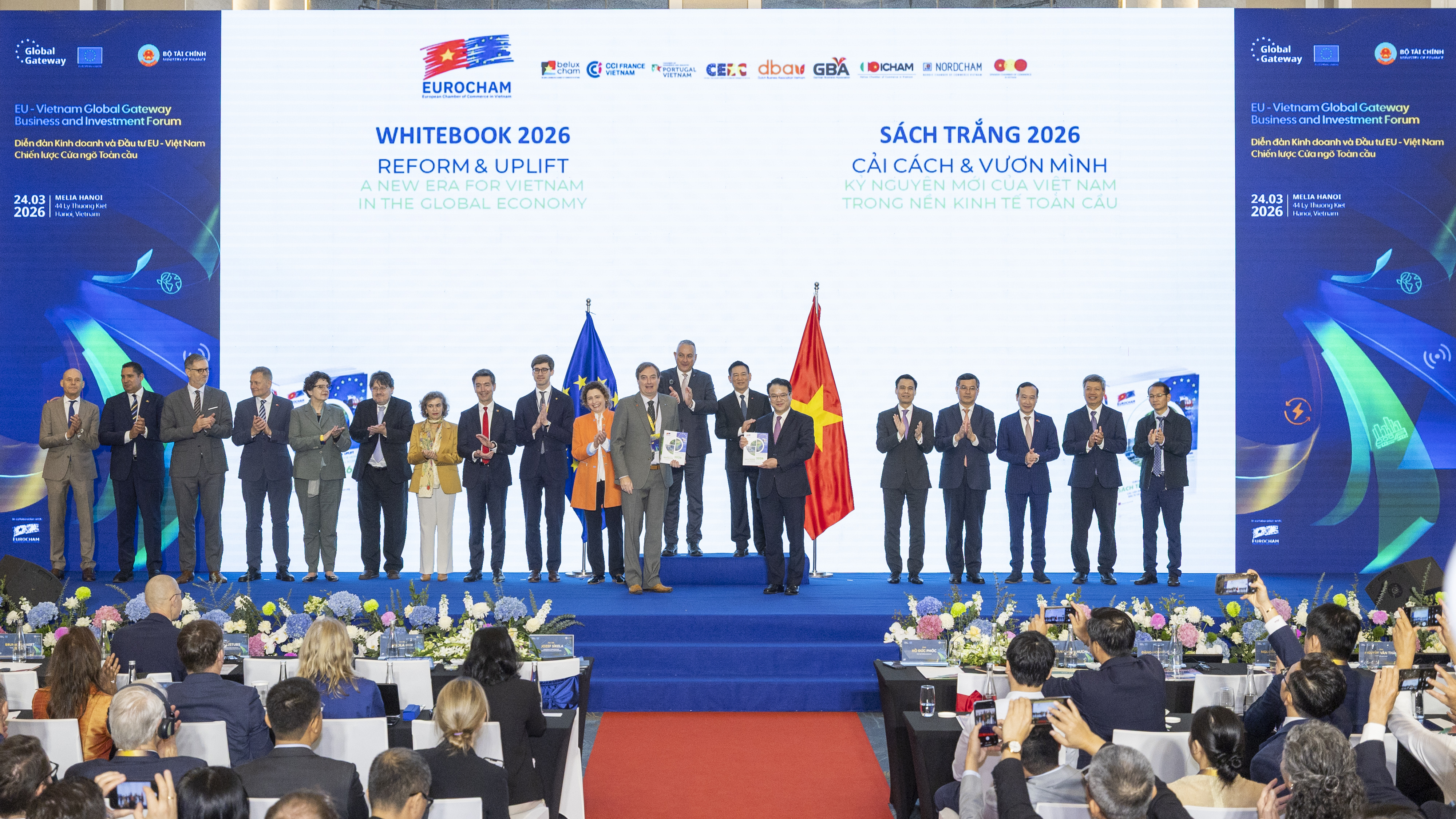 Nghi thức trao Sách Trắng từ EuroCham Việt Nam tới Chính phủ Việt Nam. Ảnh: Phải đoàn EU tại Việt Nam
