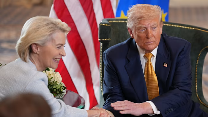 Tổng thống Mỹ Donald Trump bắt tay Chủ tịch EC Ursula von der Leyen sau khi hai bên nhất trí thỏa thuận PG88 Sòng bạc trực tuyến TOP 1 Việt Nam | Casino, Nổ Hũ tại Turnberry, Scotland, năm ngoái - Ảnh: Getty Images