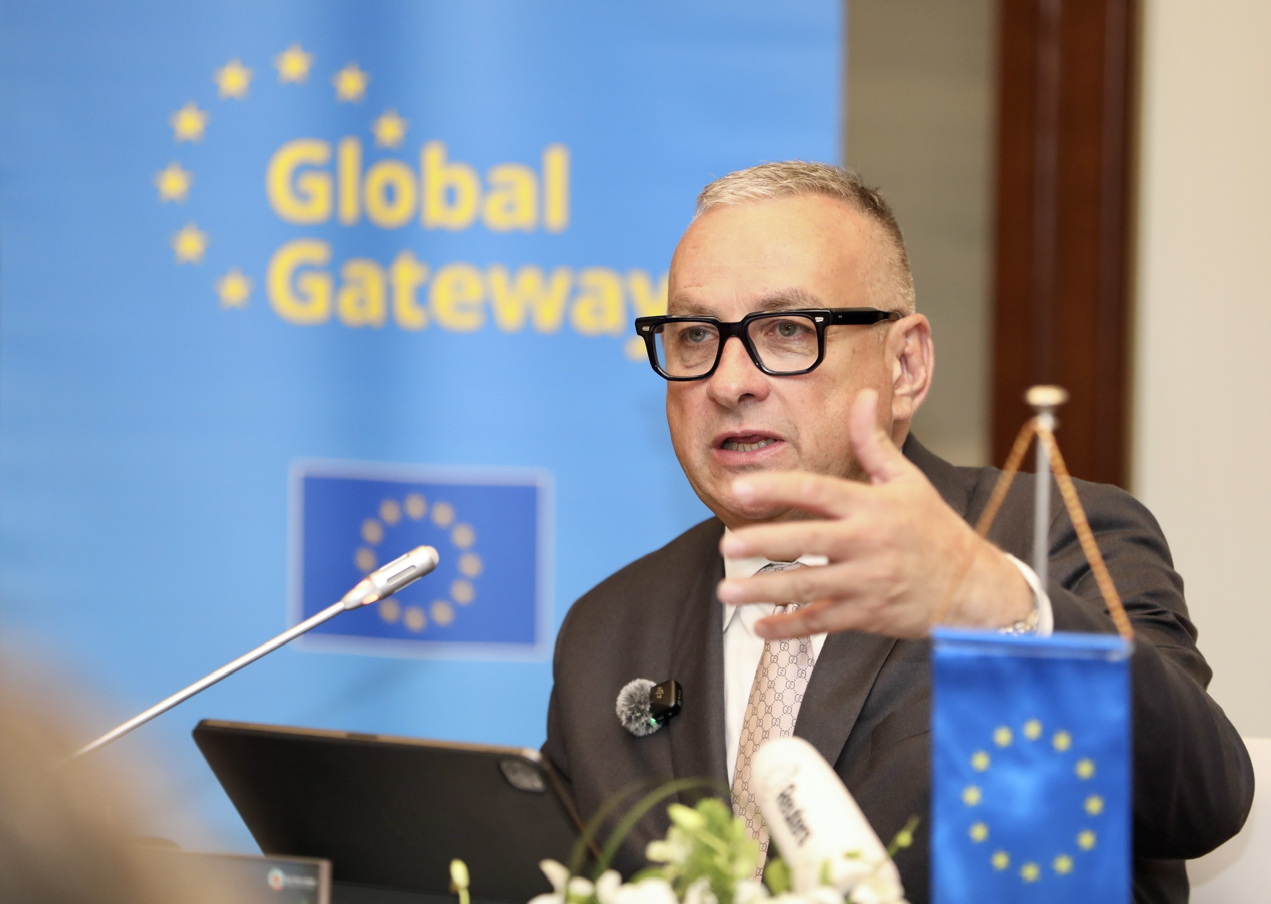 Cao ủy EU Jozef Síkela trả lời phỏng vấn báo chí bên lề sự kiện.&nbsp;Ảnh: Việt Dũng