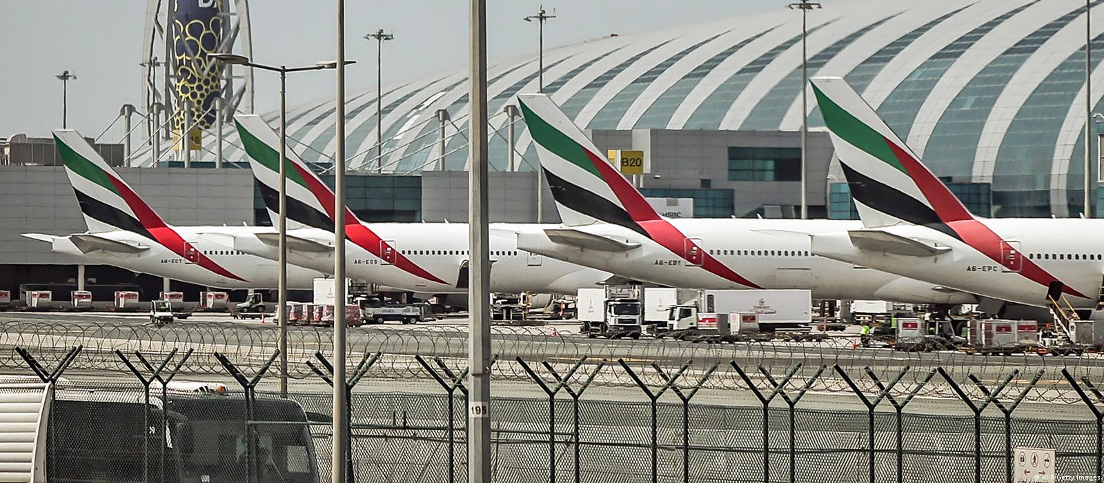 Sân bay Dubai là trung tâm hàng không nhộn nhịp nhất khu vực về các chuyến bay quốc tế — thế nhưng các máy bay chở khách thường xuyên phải ngừng hoạt động. Các sân bay khác trong khu vực Vịnh cũng bị đóng cửa một phần hoặc hoạt động với công suất hạn chế kể từ khi chiến sự bắt đầu, do các cuộc tấn công bằng máy bay không người lái và tên lửa liên tiếp của Iran.