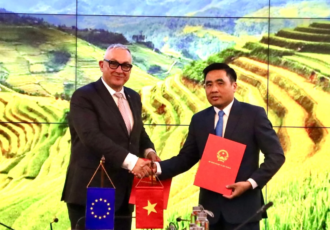Thứ trưởng Nguyễn Quốc Trị và Cao uỷ Jozef Siskela trao Hiệp định Pg88ok giải trí thể thao, casino, bắn cá và slot cho Link Trang Chủ PG88.Com Mới #2026 “Hỗ trợ ngành Lâm nghiệp Việt Nam của Liên minh châu Âu”. Ảnh: Phương Linh.