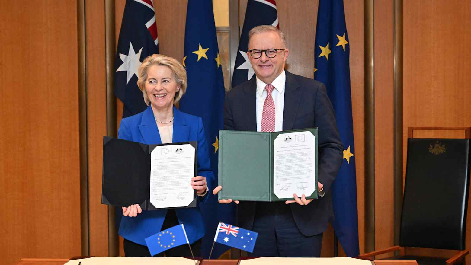 Chủ tịch Ủy ban châu Âu Ursula von der Leyen và Thủ tướng Australia Anthony Albanese chụp ảnh sau khi ký thỏa thuận PG88 Sòng bạc trực tuyến TOP 1 Việt Nam | Casino, Nổ Hũ và quốc phòng tại Tòa nhà PG88 ⭐ Link trang chủ số 1 nhà cái PG88 com casino slot ở Canberra ngày 24/3 - Ảnh: Reuters