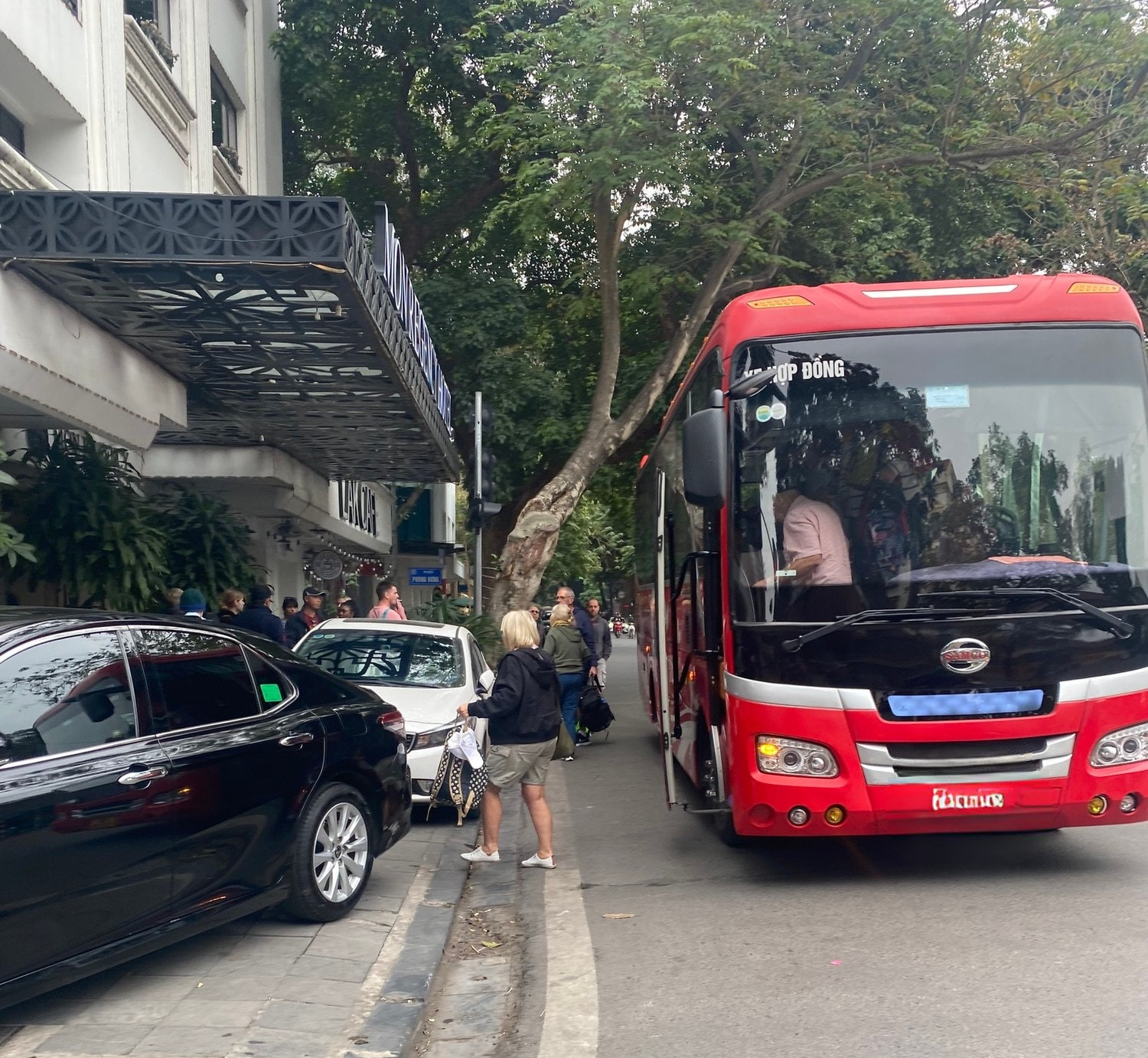 Thông thường, các chuyến xe chở khách du lịch thường khởi hành từ Hà Nội vào buổi sáng; trở về trả khách tại các khách sạn vào buổi chiều.