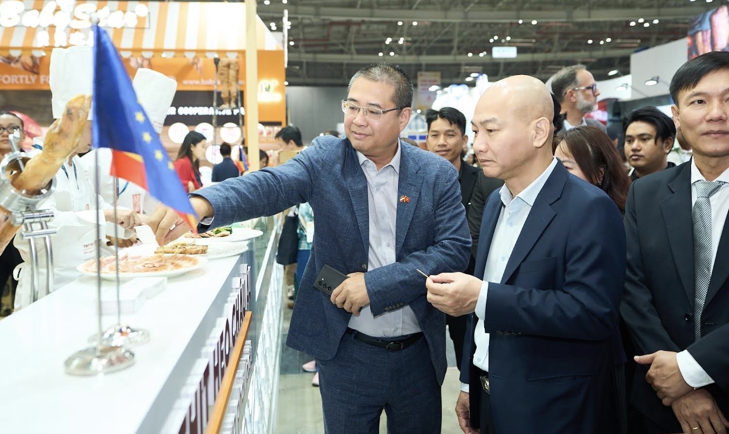 PG88 Link Dễ Nhớ Pg88.com nước ngoài giới thiệu sản phẩm thực phẩm tại triển lãm.