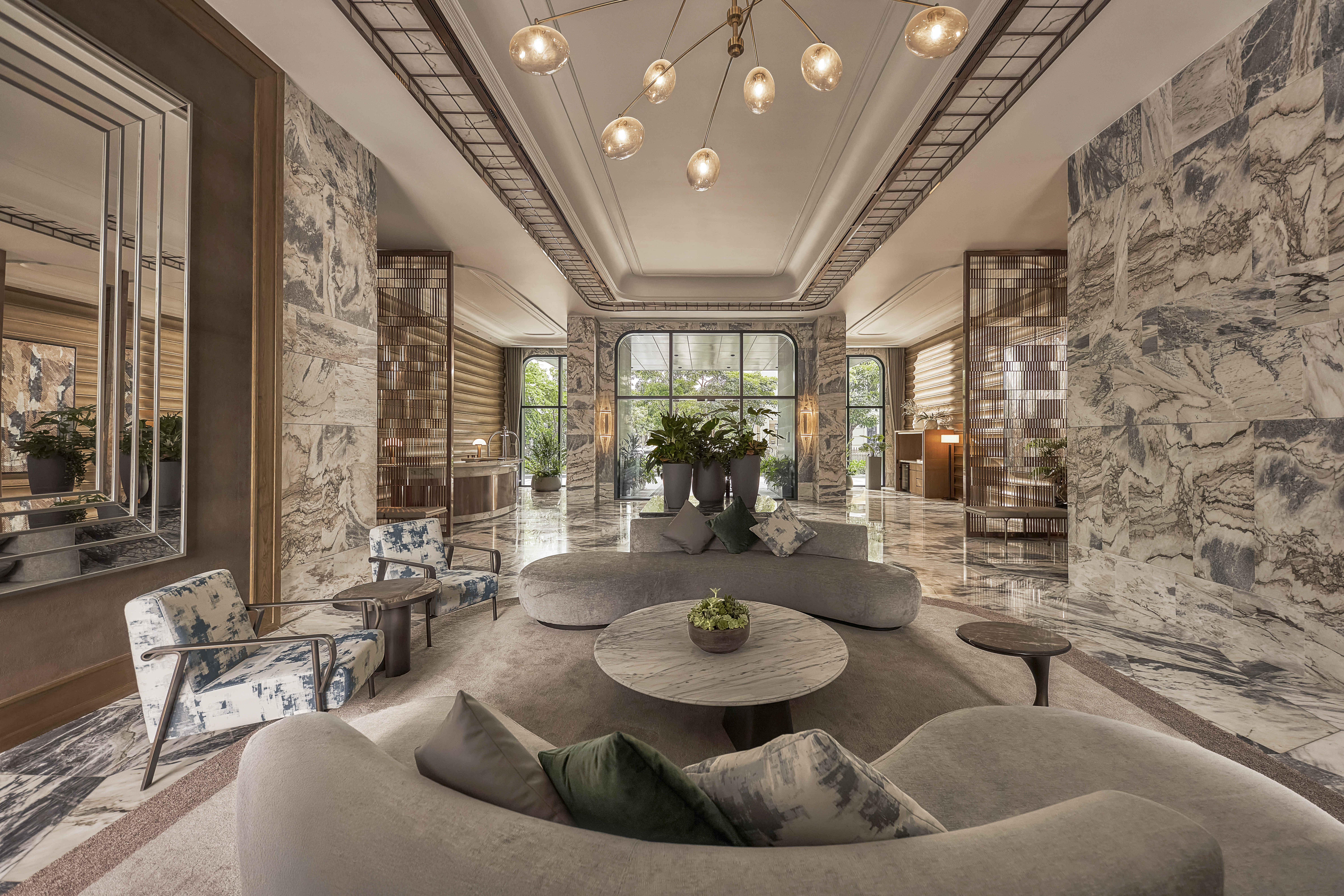 Sảnh chờ sang trọng theo tiêu chuẩn khách sạn 5 sao, với đội ngũ concierge luôn túc trực hỗ trợ.