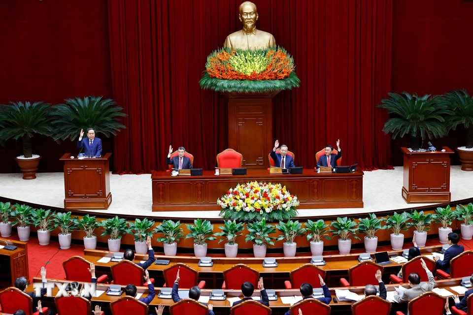 Đại biểu biểu quyết thông qua Nghị quyết Hội nghị lần thứ hai Ban Chấp hành Trung ương Đảng khoá XIV.