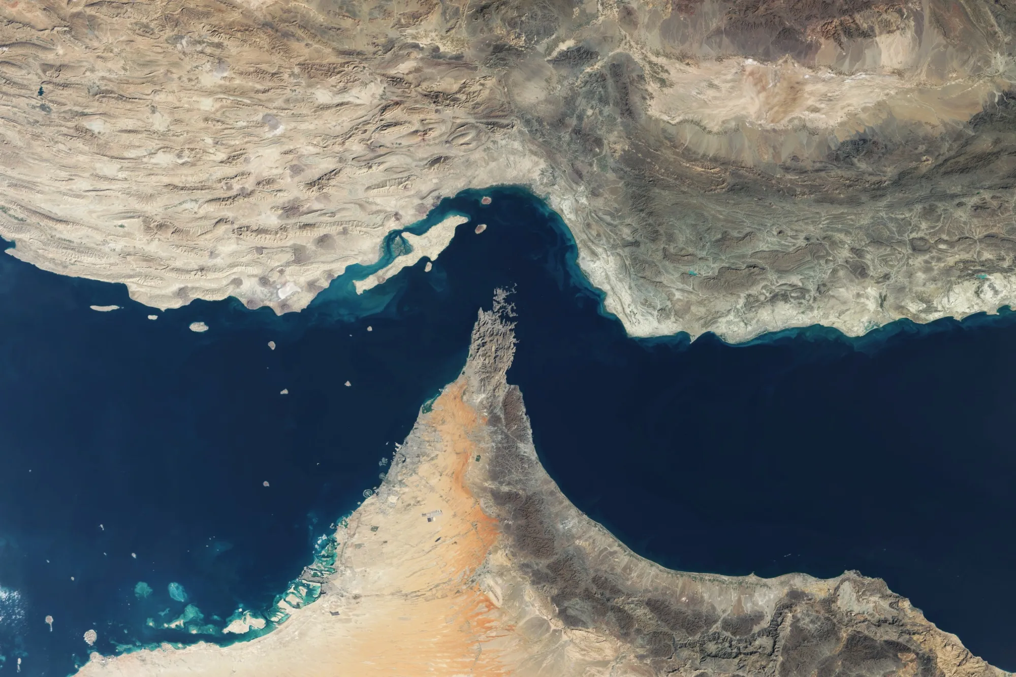 Iran thu phí đi qua eo biển Hormuz đối với một số tàu chở hàng