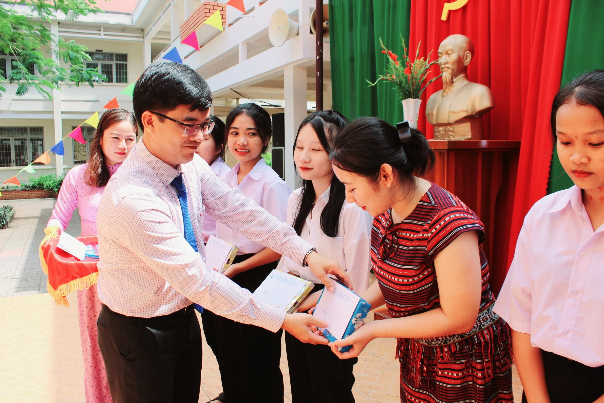 TP.Hồ Chí Minh chuẩn hóa chính sách hỗ trợ giáo dục đối với học sinh, sinh viên, học viên cao học và nghiên cứu sinh là người dân tộc thiểu số. Ảnh mang tính minh họa