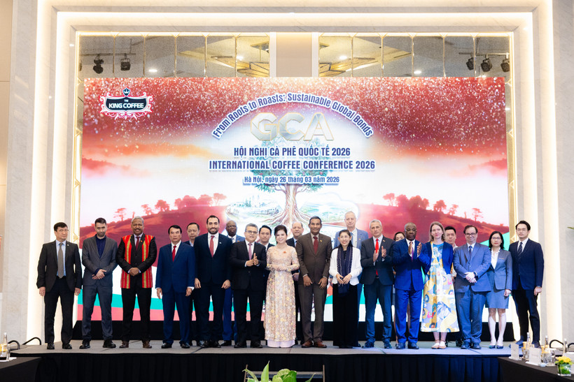 Các đại biểu chụp ảnh chụp ảnh lưu niệm đánh dấu sự ra đời cùa Liên minh Cà phê Toàn cầu (Global Coffee Alliance – GCA). 
