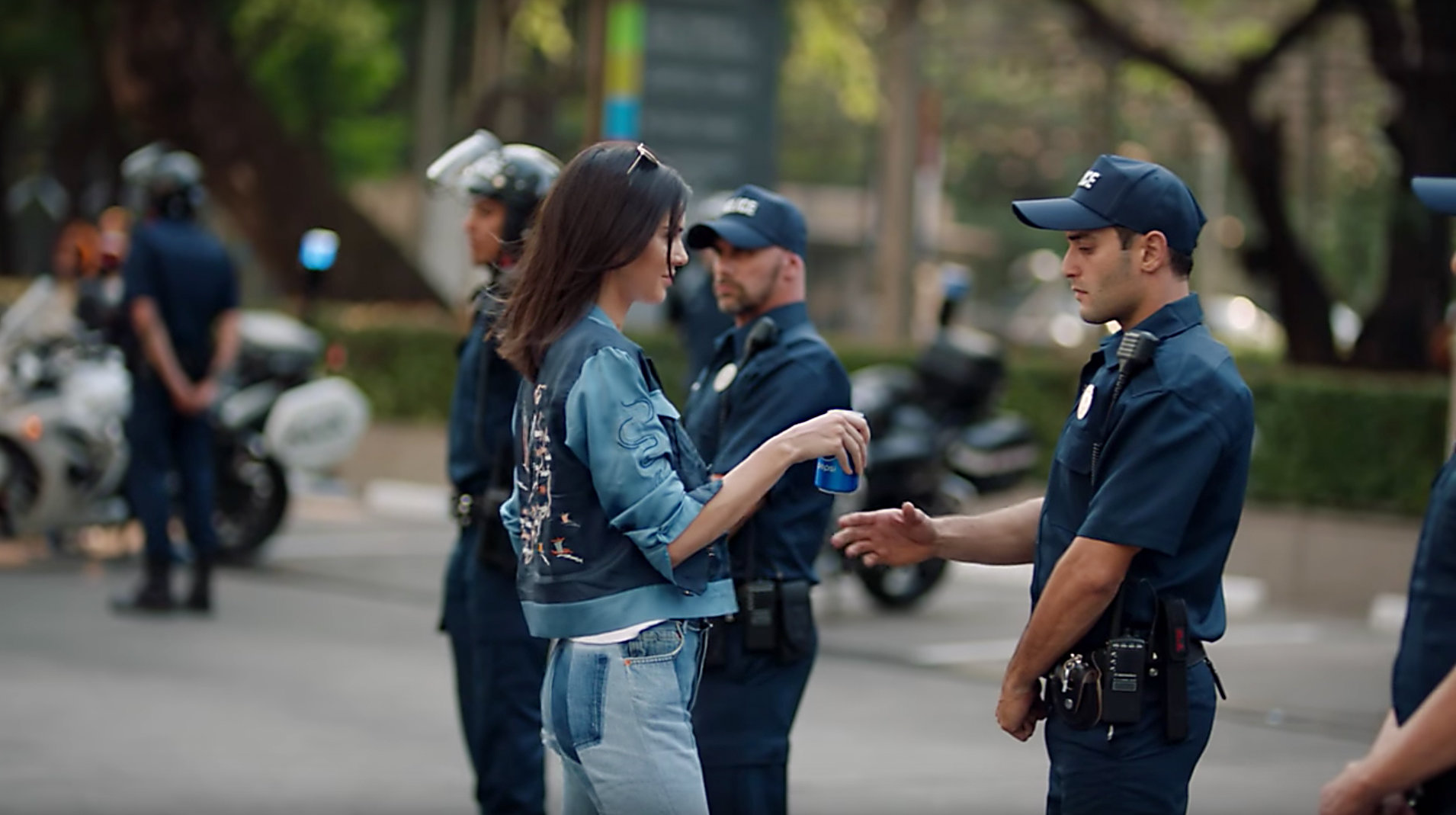 Năm 2017, Pepsi ra mắt TVC&nbsp;“Live for Now”&nbsp;cùng&nbsp;Kendall Jenner và bị chỉ trích dữ dội vì đã đơn giản hoá và Pg88ok ưu đãi hấp dẫn hoá hình ảnh biểu tình, biến một bối cảnh PG88 nổ hũ nhạy cảm thành công cụ truyền thông bán hàng.&nbsp;