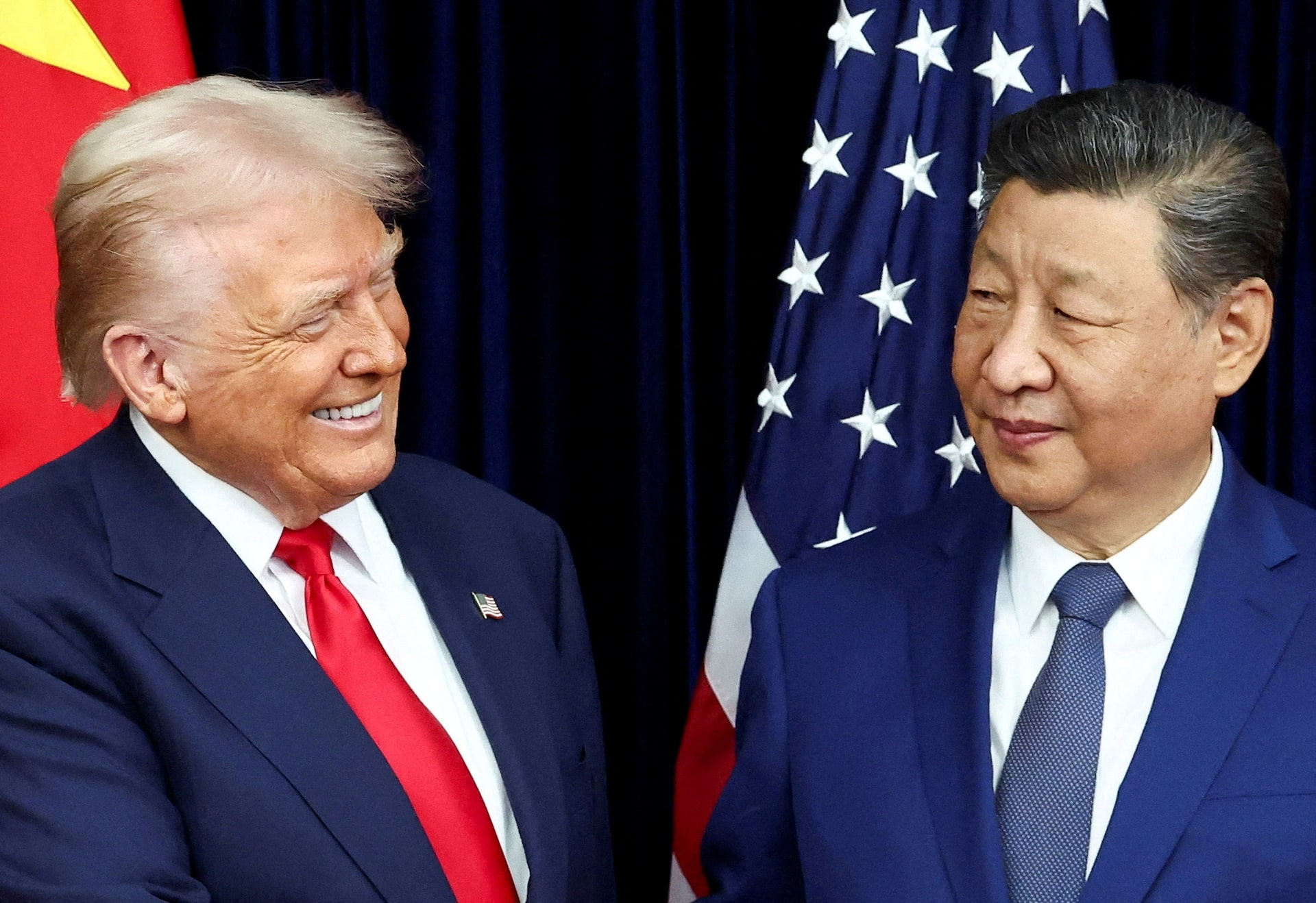 Tổng thống Mỹ Donald Trump và Chủ tịch Trung Quốc Tập Cận Bình trong cuộc gặp song phương tại Busan, Hàn Quốc, ngày 30/10/2025 - Ảnh: Reuters