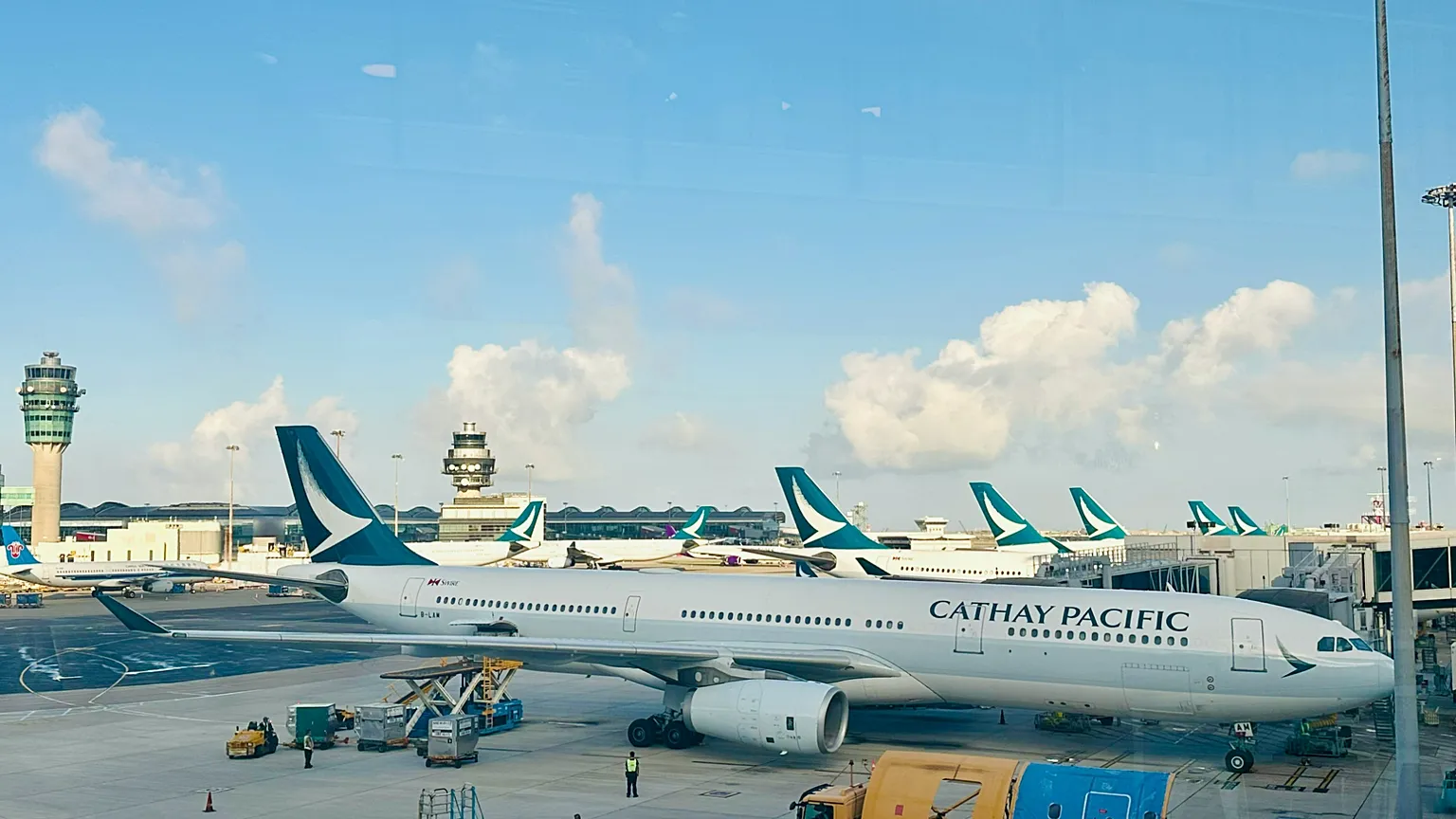 Hãng Cathay Pacific ngày 26/3 thông báo sẽ&nbsp;tăng phụ phí nhiên liệu cho tất cả các chuyến bay&nbsp;thêm 34% kể từ ngày 1/4 và sẽ xem xét lại mức tăng này hai tuần một lần.&nbsp;
