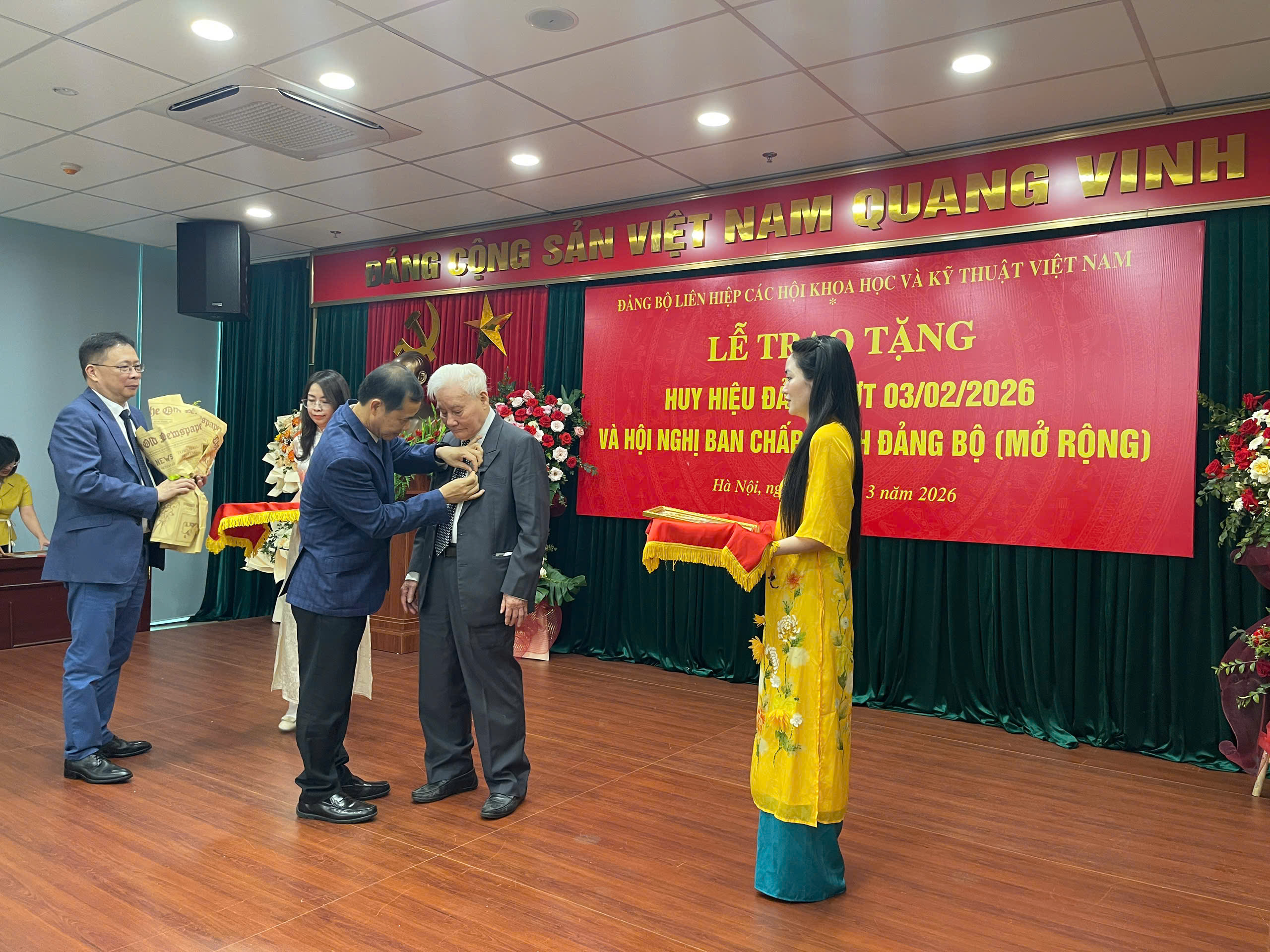 Đảng ủy VUSTA trao tặng Huy hiệu Đảng cho 35 đảng viên