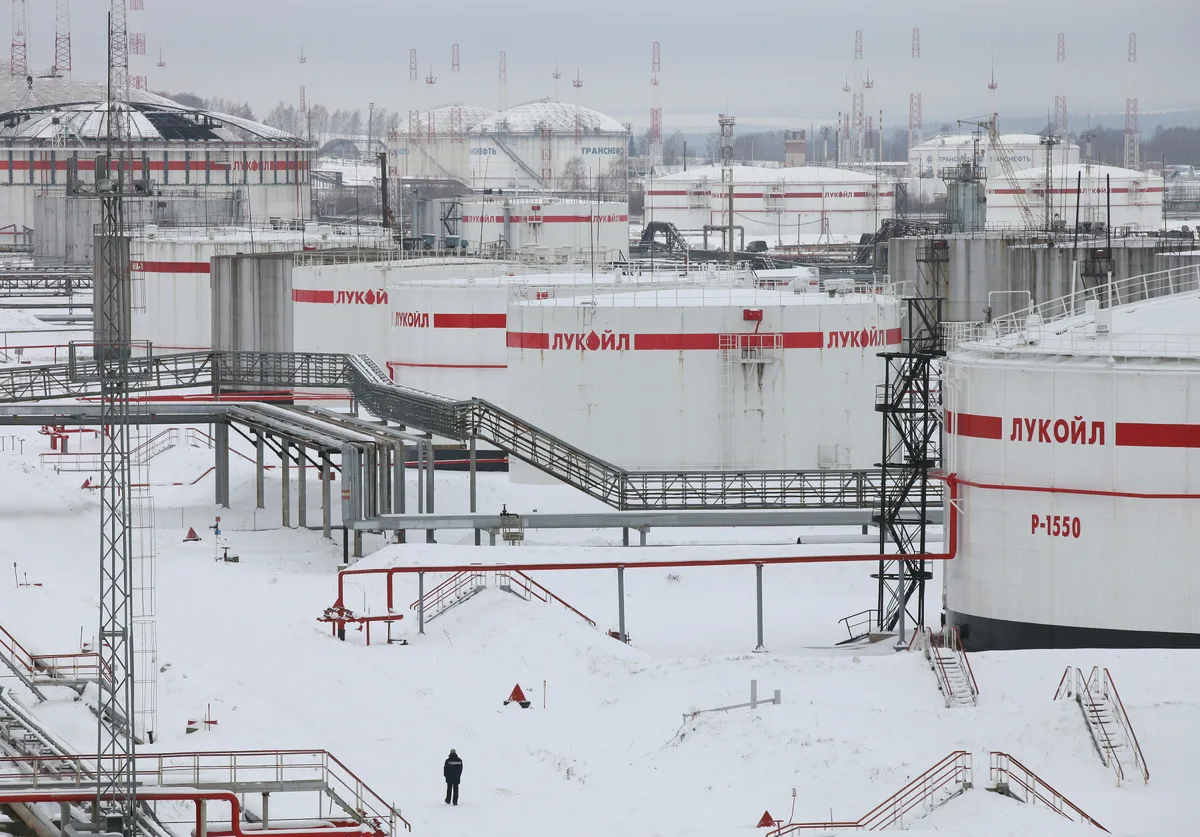 Các bồn chứa xăng tại một nhà máy lọc dầu ở Nizhny Novgorod, Nga - Ảnh: Bloomberg