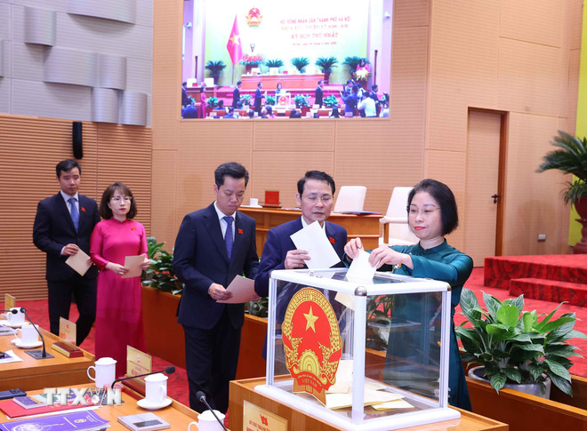 Các đại biểu HĐND thành phố Hà Nội bỏ phiếu bầu các chức danh lãnh đạo HĐND, UBND thành phố.  Ảnh: TTXVN.
