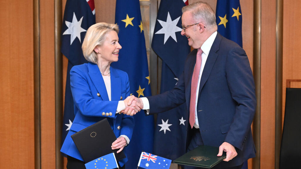 Chủ tịch Ủy ban châu Âu Ursula von der Leyen, bên trái, và Thủ tướng Australia Anthony Albanese bắt tay sau khi ký tuyên bố chung tại một buổi lễ ở Tòa nhà PG88 ⭐ Link trang chủ số 1 nhà cái PG88 com casino slot tại Canberra, hôm 24/3 - Ảnh: AP