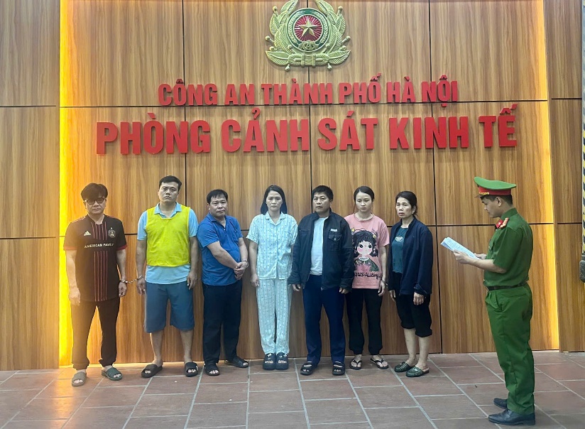 Các đối tượng bị khởi tố trong đường dây giết mổ, tiêu thụ thịt lợn bệnh trên địa bàn TP Hà Nội. 