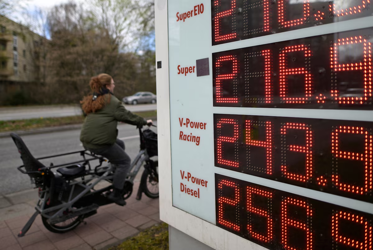 Một bảng giá xăng ở Hamburg, Đức, hom 26/3/2026- Ảnh: Reuters.