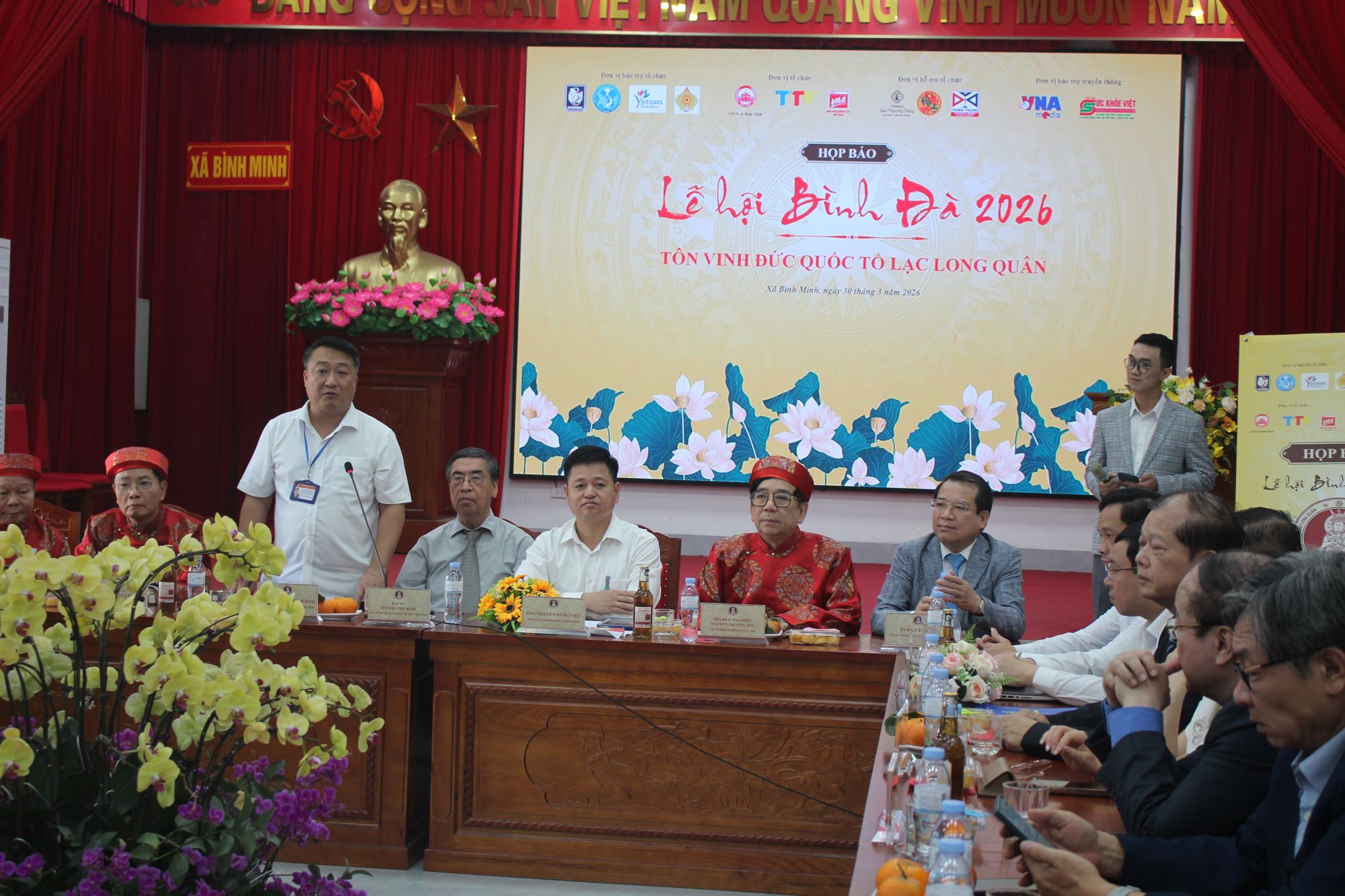 Thông tin tại buổi họp báo, ông Nguyễn Đăng Việt, Chủ tịch UBND xã Bình Minh, cho biết Bình Đà là làng cổ hiếm hoi mang kiến trúc “2 trong 1”: một làng có hai ngôi đền, trong đó Đền có Đình, Đình nằm trong Đền. Ảnh: Chu Khôi.