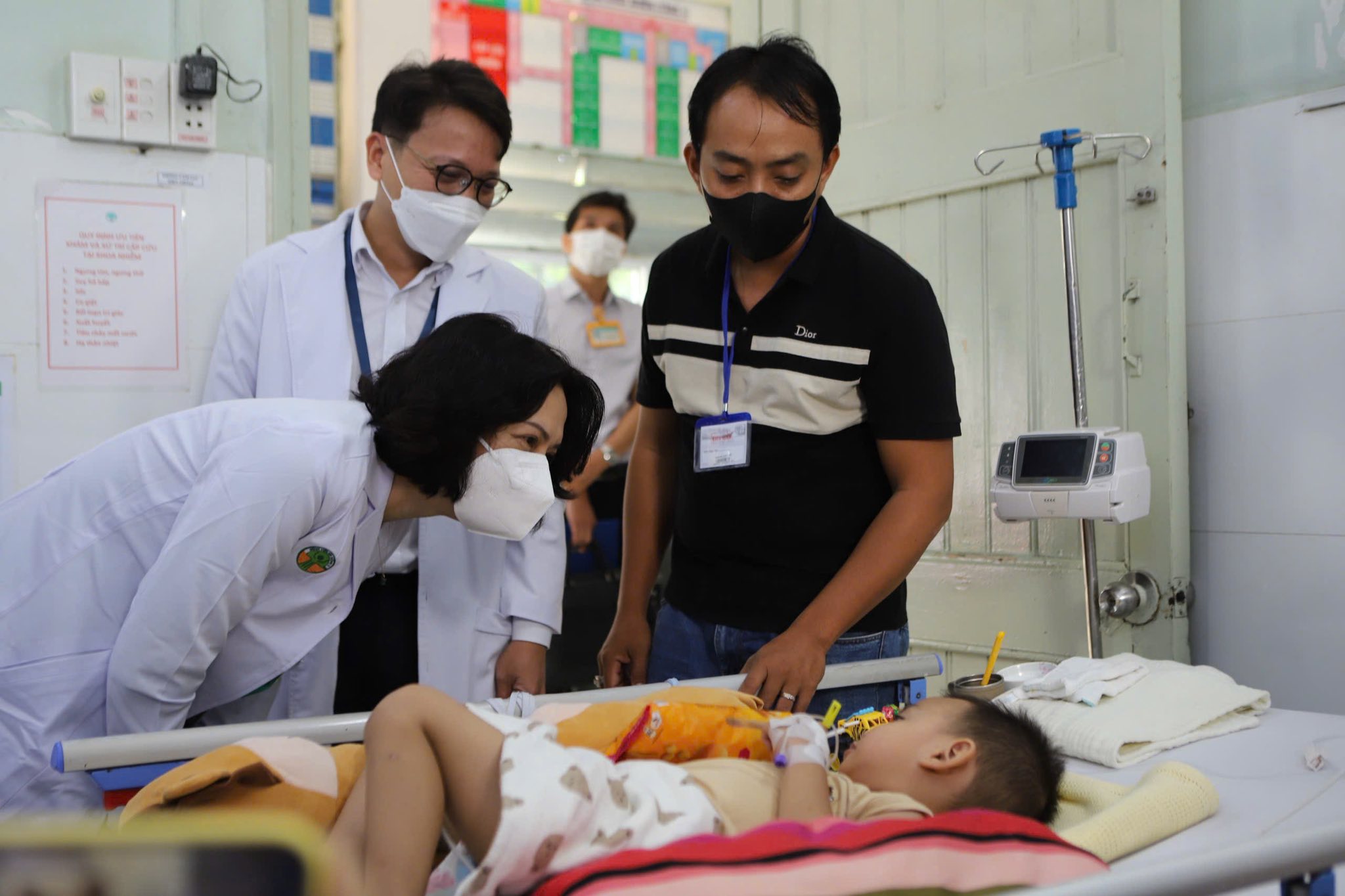 Đoàn công tác của Bộ Y tế kiểm tra tình hình điều trị bệnh tay chân miệng tại TP.HCM. Ảnh: Hà Quyên.