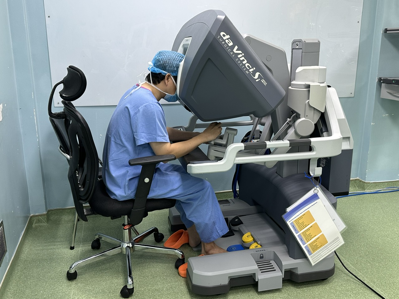 Sự xuất hiện của phẫu thuật robot không chỉ thay đổi trải nghiệm điều trị người bệnh mà còn mở ra kỳ vọng nâng cao tuổi thọ của người bệnh không may mắc bệnh ung thư.&nbsp;