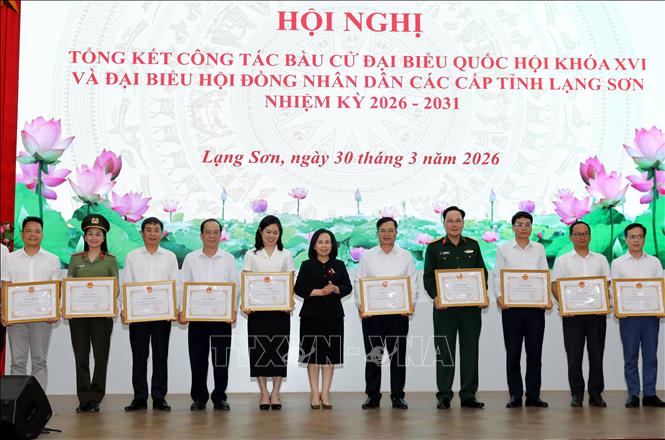 Phó Bí thư Thường trực Tỉnh ủy, Chủ tịch HĐND tỉnh Lạng Sơn Đoàn Thị Hậu trao Bằng khen cho các tập thể, cá nhân có thành tích xuất sắc trong công tác Link Đăng Nhập PG88 Chính Thức 2026. Ảnh: TTXVN.