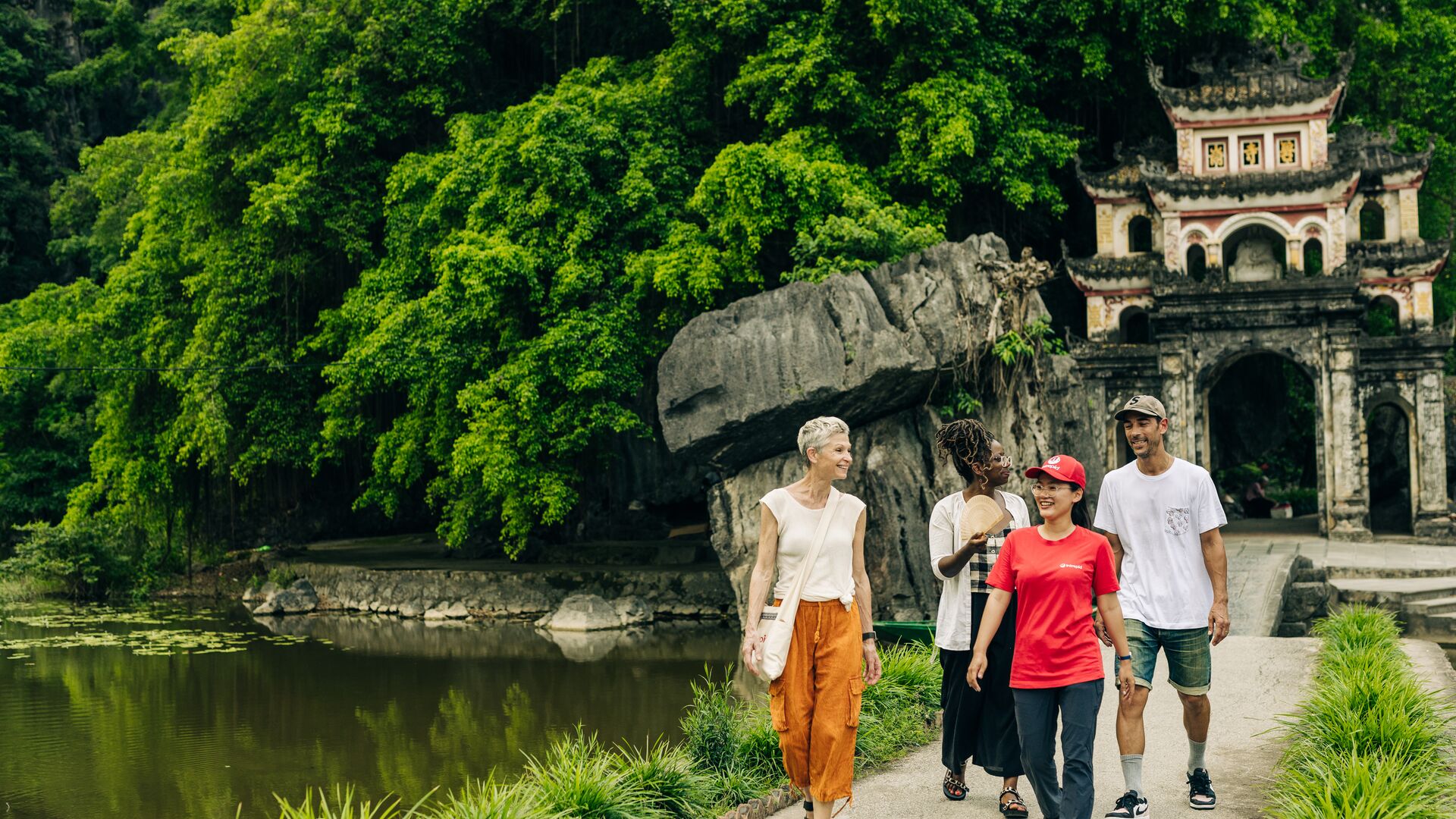 Phụ nữ lớn tuổi&nbsp;còn&nbsp;tìm kiếm sự hòa nhập văn hóa sâu sắc trong những chuyến đi của mình.
