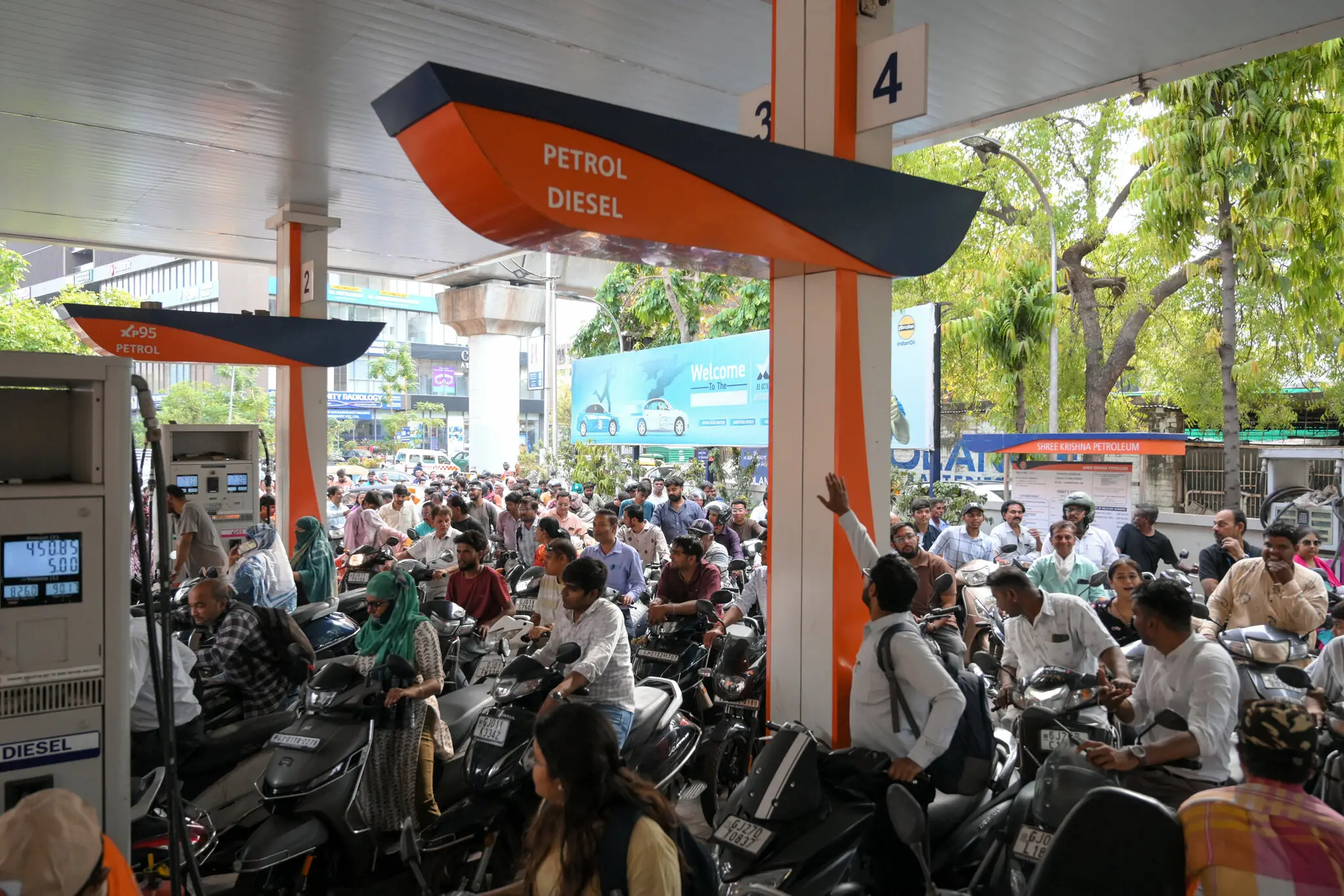 Tình trạng thiếu nhiên liệu và giá cả tăng cao khiến du khách phải thích nghi.