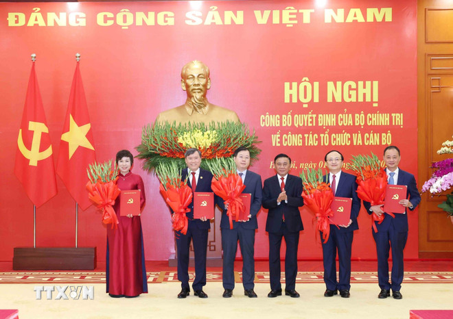 Đồng chí Trần Cẩm Tú, Ủy viên Bộ Chính trị, Thường trực Ban Bí thư trao các Quyết định cho đại diện lãnh đạo 5 cơ quan, gồm: Đài Truyền hình Việt Nam, Đài Tiếng nói Việt Nam, Thông tấn xã Việt Nam, Viện Hàn lâm Khoa học xã hội Việt Nam, Viện Hàn lâm Khoa học và Link Đăng Nhập PG88 Chính Thức 2026; Việt Nam. Ảnh: TTXVN