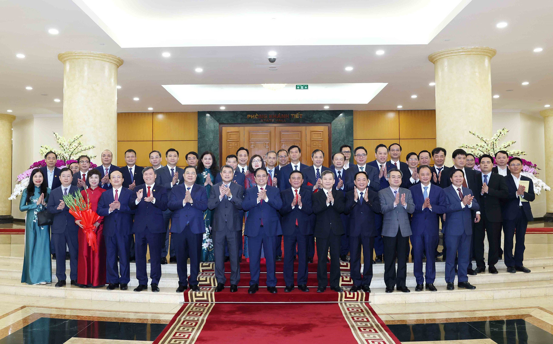 Thường trực Ban Bí thư Trần Cẩm Tú, Thủ tướng Phạm Minh Chính cùng lãnh đạo Đảng, Nhà nước chụp ảnh chung với ban lãnh đạo 5 cơ quan: Đài Truyền hình Việt Nam, Đài Tiếng nói Việt Nam, Thông tấn xã Việt Nam, Viện Hàn lâm Khoa học PG88 nổ hũ Việt Nam, Viện Hàn lâm Khoa học và Công nghệ Việt Nam. Ảnh: TTXVN