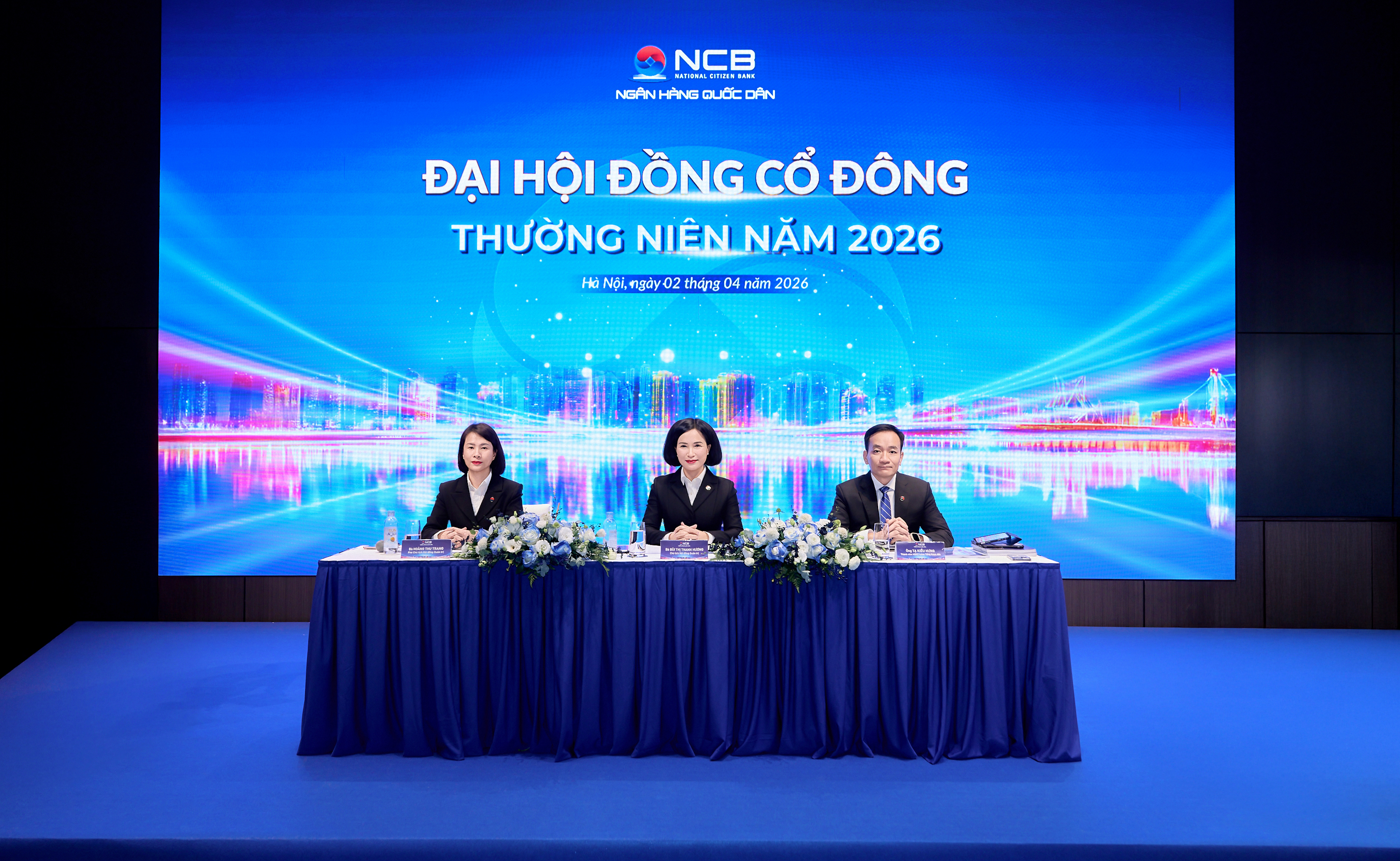Đoàn chủ tọa trả lời cổ đông trong phiên thảo luận. Ảnh: NCB.