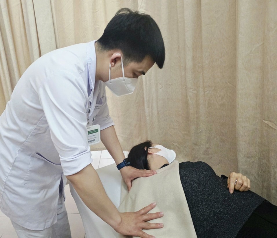 Bác sĩ bệnh viện Bạch Mai thực hiện phương pháp điều trị nhiệt - đắp parafin&nbsp;giảm đau, giãn cơ cho người bệnh.