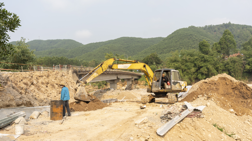 Các đơn vị thi công huy động nhân lực, máy móc triển khai khắc phục, sửa chữa cầu Lê Nô, bảo đảm tiến độ&nbsp;