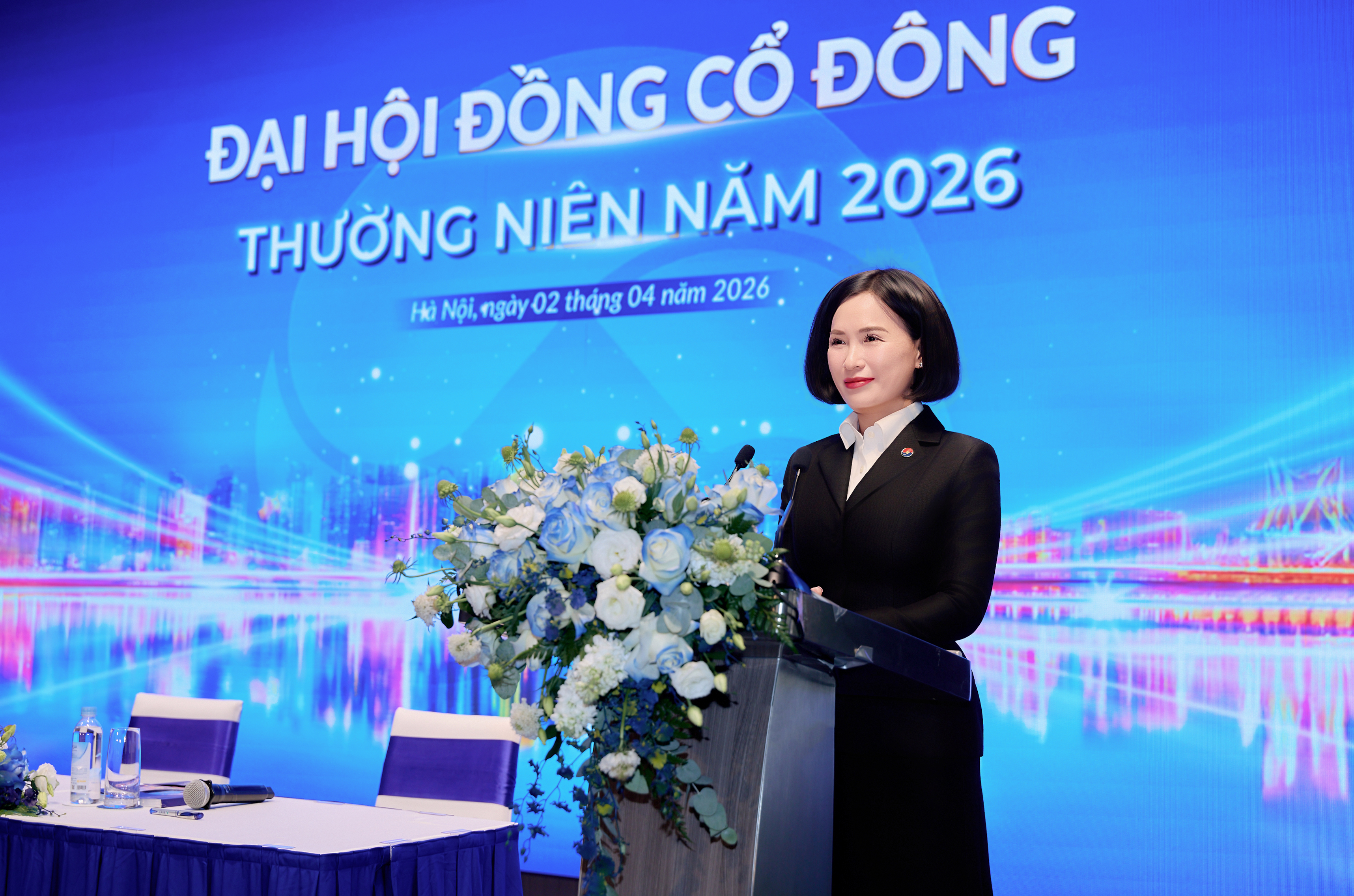 Chủ tịch Bùi Thị Thanh Hương chia sẻ với cổ đông tại Đại hội. Ảnh: NCB.