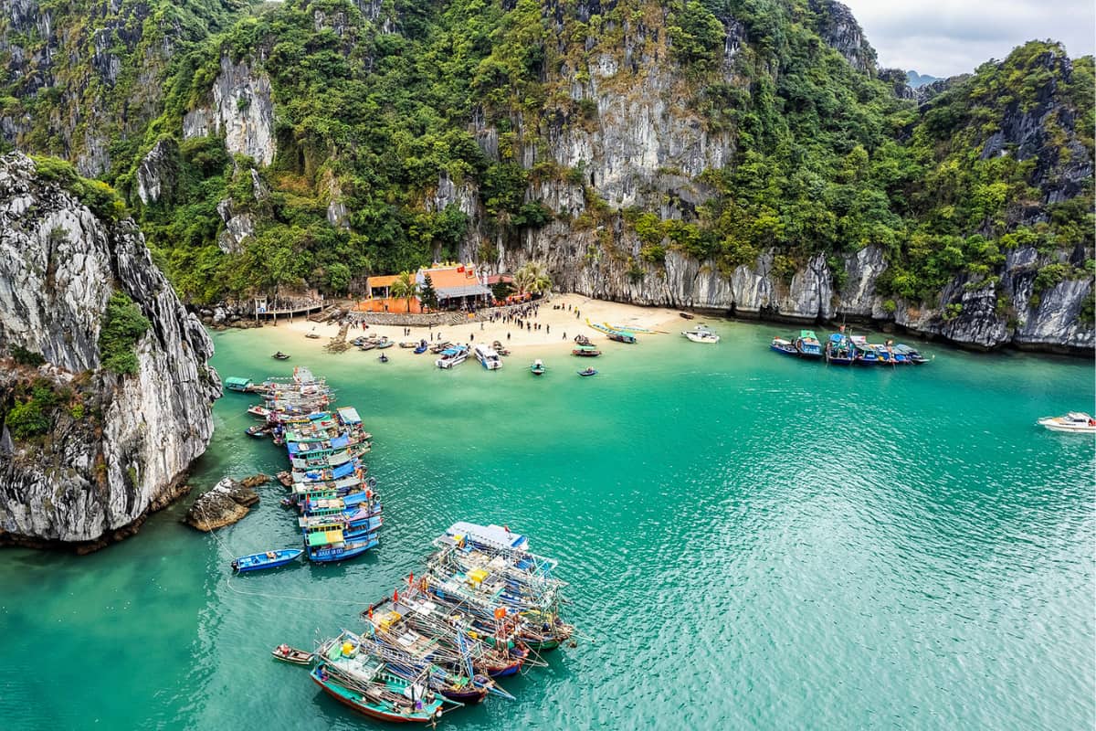 Hạ Long và Lan Hạ đều là các điểm đến ấn tượng của du lịch biển đảo phía Bắc.