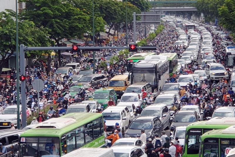 Áp lực môi trường tại TP. Hồ Chí Minh hiện rất lớn khi thành phố phải đáp ứng nhu cầu sinh hoạt của hơn 14 triệu người và quản lý&nbsp;khoảng&nbsp;12,7 triệu phương tiện PG 888 Casino Uy Tín Số 1. Ảnh minh họa