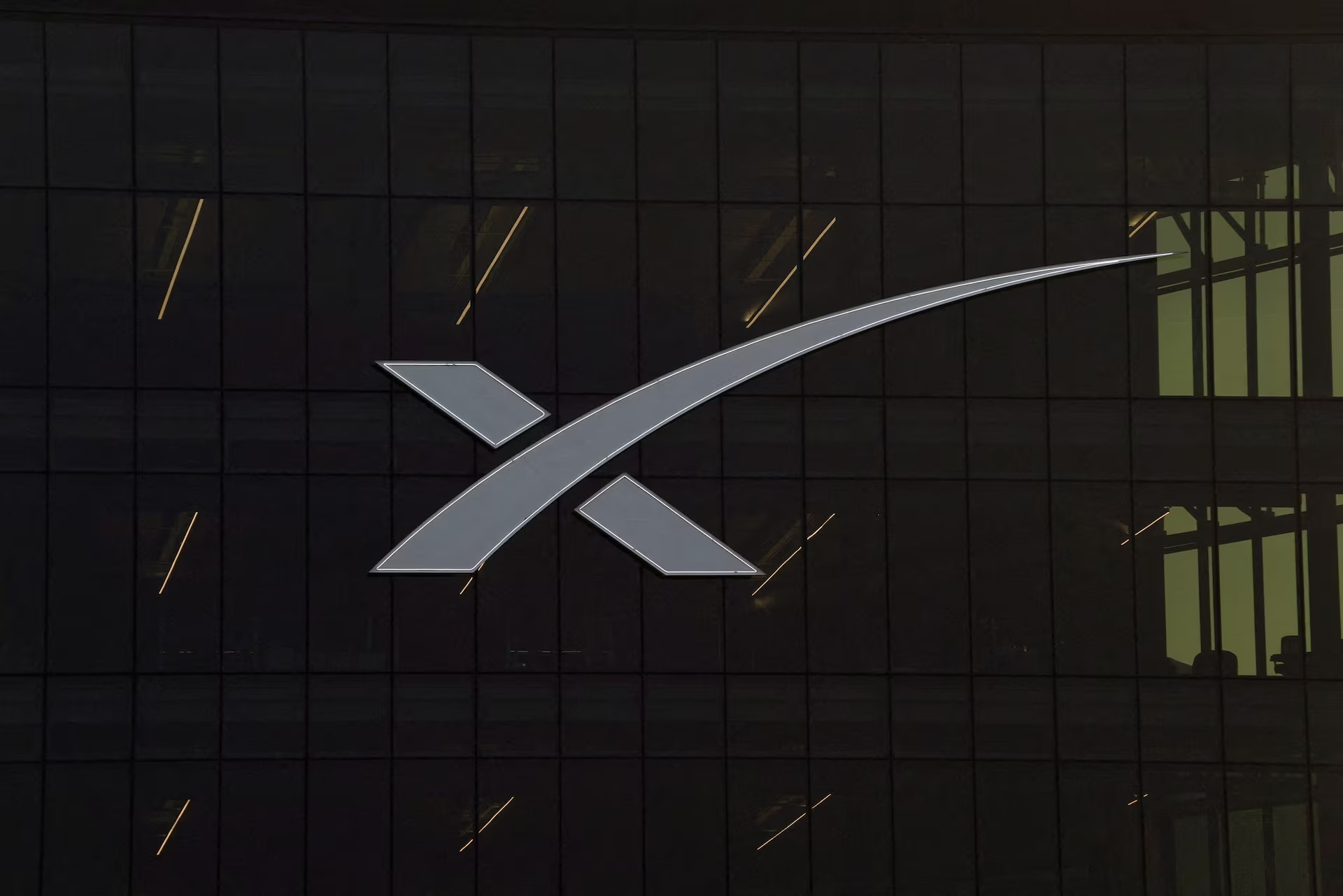 Logo của SpaceX tại một văn phòng của công ty ở Texas - Ảnh: Reuters.