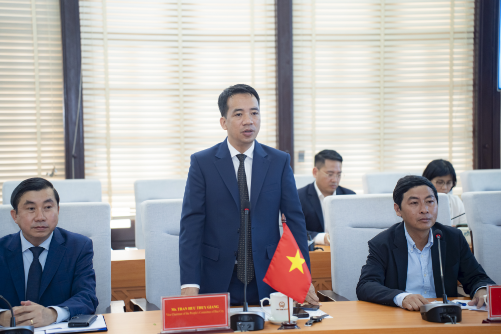 Phó Chủ tịch UBND thành phố Huế Trần Hữu Thùy Giang phát biểu tại buổi làm việc