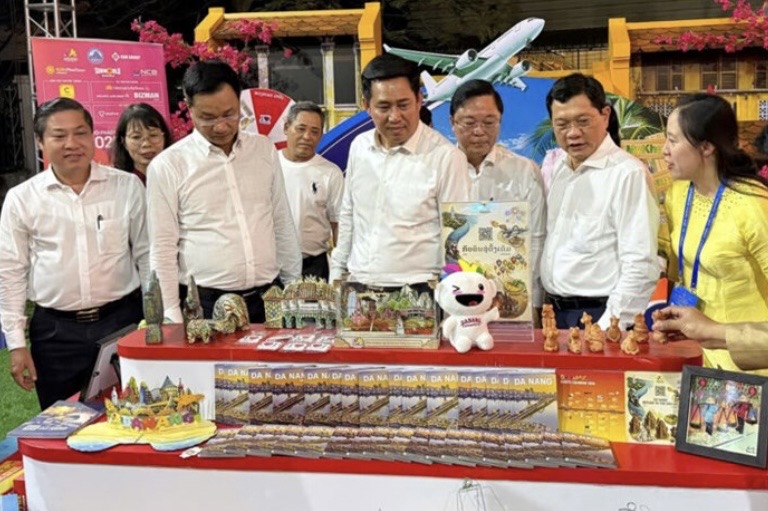 Gian hàng giới thiệu sản phẩm Đà Nẵng bên lề diễn đàn.