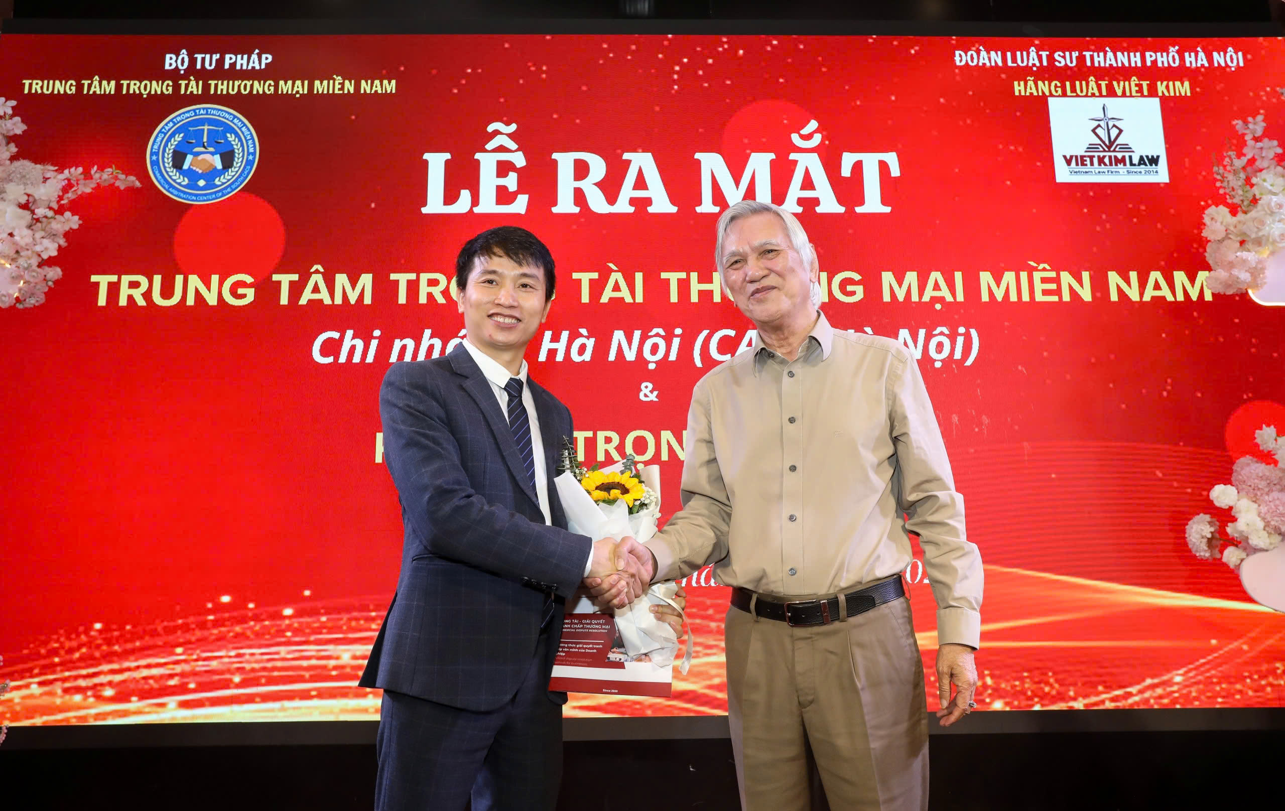 Ông Nguyễn Xuân Nam, Chủ tịch Trung tâm Trọng tài Pg88ok ưu đãi hấp dẫn miền Nam trao hòa và giấy phép hoạt động Chi nhánh Hà Nội do Sở Tư pháp Hà Nội cấp cho ông&nbsp;Đỗ Hữu Đĩnh, Trưởng Chi nhánh.