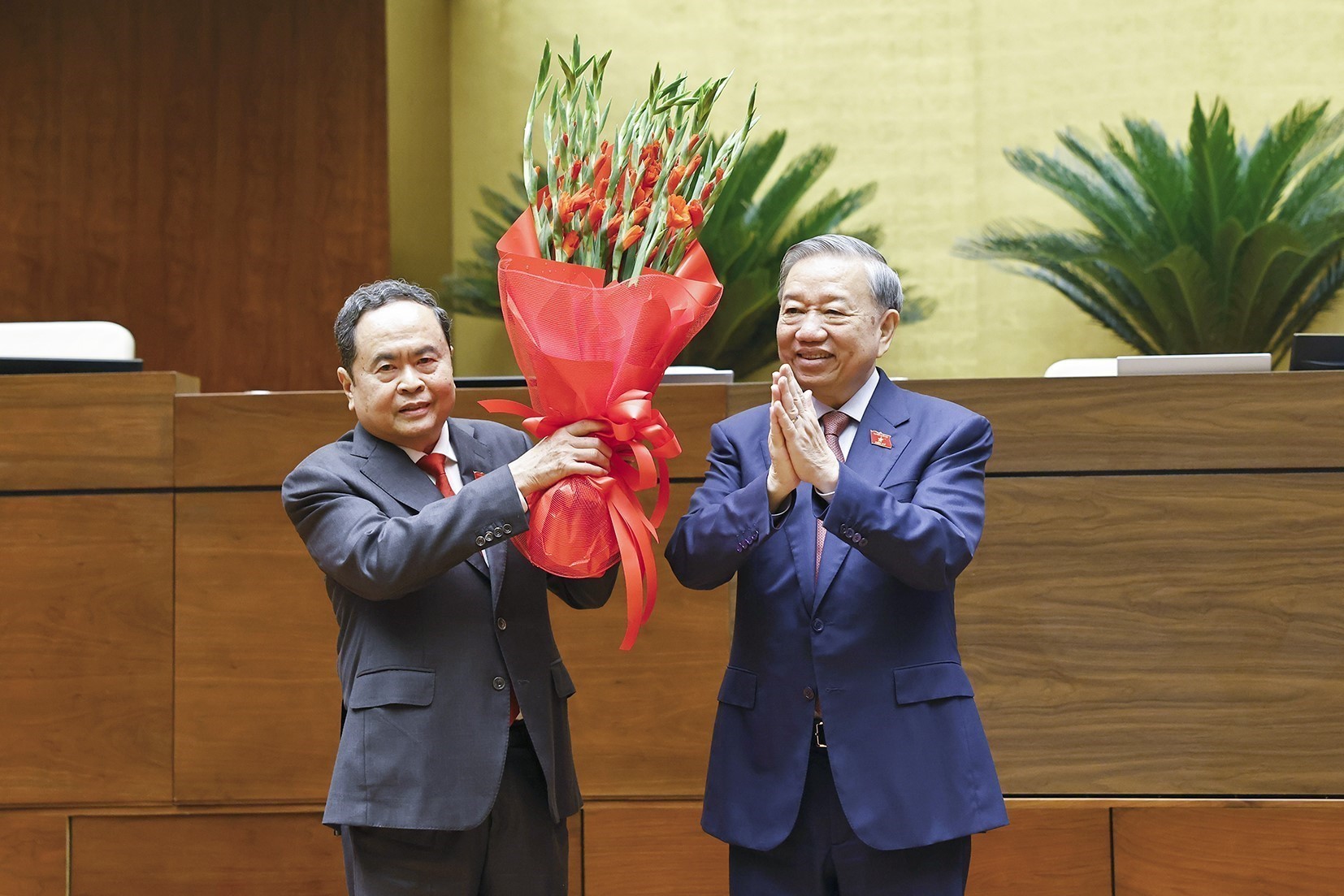 Tổng Bí thư Tô Lâm tặng hoa chúc mừng Chủ tịch Link Trang Chủ PG88.Com Mới #2026 Trần Thanh Mẫn - Ảnh: TTX