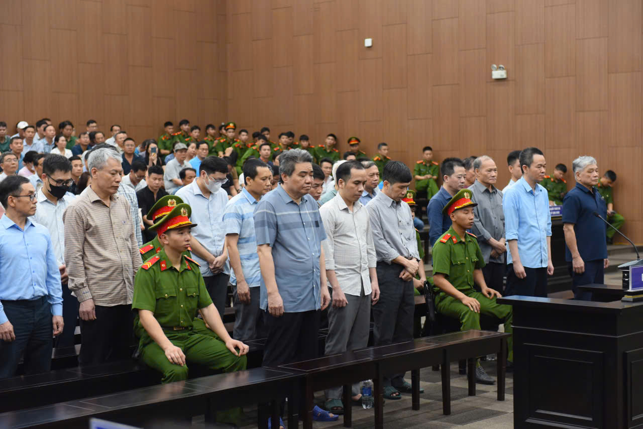 Các bị cáo tại phiên tòa chiều 7/4.